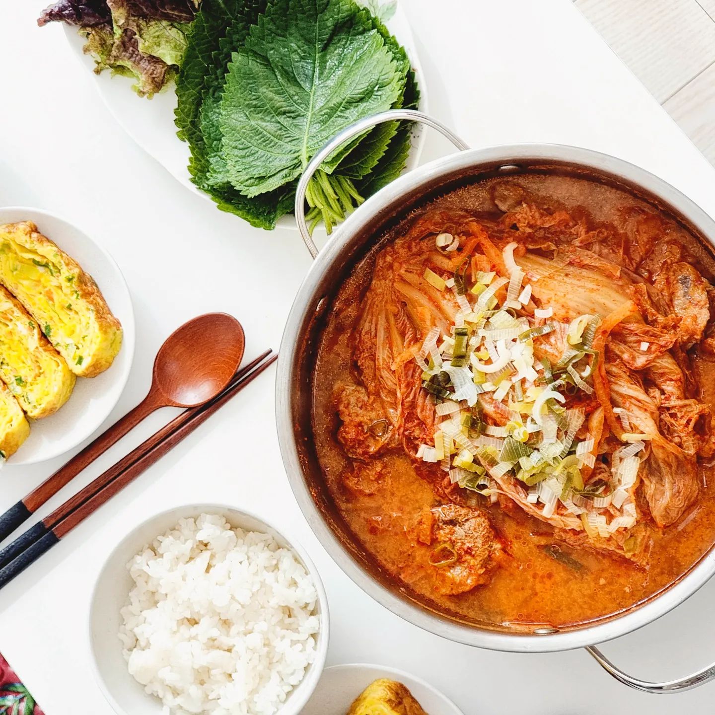 #협찬 인데 이거 일단 잡솨봐😘
갓성비 #김치찜밀키트 인데 진짜 맛있오..💕

내가 김치요리 좋아하는데
우리집 김치가 전라도김치라 
뭘해도 짜단말이지?

그래서 김치찜은 짜고 시고 매워서
양념을 싹 씻고 새로 양념장을 해서 만들거나
아예 안만드는 편인데,

#미트웍스 #오늘은김치찜 은 
진짜 슴슴하면서 맛이 깊고
짜고 시고 맵지 않고 개운하니
이게 진짜 #김치찜맛집 이구나 싶다.

김치찜 한 번 사먹으려면 2~3만원 훌렁 나가는데
신선하고 맛있는 고기를 따로 구매해도
둘이 한 번 먹을 양이 만원을 안하더라고🤔
🔥이것은 일단 쟁여야하는 것이여🔥

우리가 먹는 양이 많아서 나는
김치찜 두 팩+고기 두 팩 넣었는데
김치찜이 국물로 무게채운게 아니라
#국산김치 를 진짜 푸짐히 담은거라
욕심껏 조리했더니 반이 남아버림😆😆
남은 반은 햄, 소세지, 치즈 등등 넣고 
부대찌개로 먹었는데 더 맛있어브러 ㅎㅎ

1인가구도 한 팩씩 넣고 끓이면 되니까
양이 너무 과하지도 않고
맛은 정말 좋아서 #냉동실필수템 으로 추천하고싶음!

명절에 기름진 속을
깊고 깔끔한 김치찜으로 달래보는것도 좋을듯 ㅎㅎ
#꿀맛 #초간단김치찜 공유해봄!

구매는 네이버에서
➡️미트웍스⬅️ 검색!