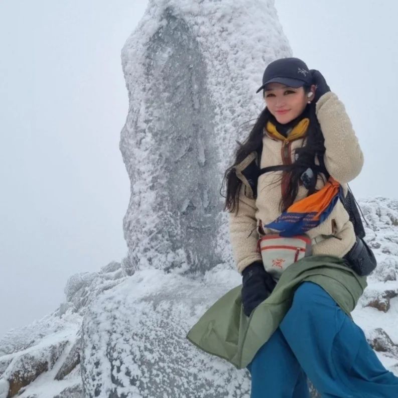 무박 종주 #영남알프스 ⛰️

서울역에서 ktx 이용하여 무박으로 3산 계획하에
100대 명산 다녀와 보았는데 역시나 인기산이어서
신불산과 가지산인증만 하고 왔답니다🤨
(재약산 등산객 무엇😆🤗)

뜻대로 되면 대한민국이 부자되는거죵😆

서울말투가 영남 알프스에선 참 이쁘게 들리나봐여😍🤗
가지산 막걸리가 참 맛있었고👍
산그리메를 연상시키는
산봉우리가 이어져 지역 활성화 되면 좋겠다고,
국공으로 추진되면 좋겠다고 말하는 내용들을 들으시고
많은분들이 감사하게도 웃어주셨어용🫶👍

마지막 설산에서 추위를 이겨내고자
바람막이 스커트 하고 올라가서 
스커트 이쁘다고 반겨주시어 너무 감사하였습니당😂🫶

#경남여행#영남알프스
#가지산#신불산#재약산
#줄리산악회#간월재#울산#밀양