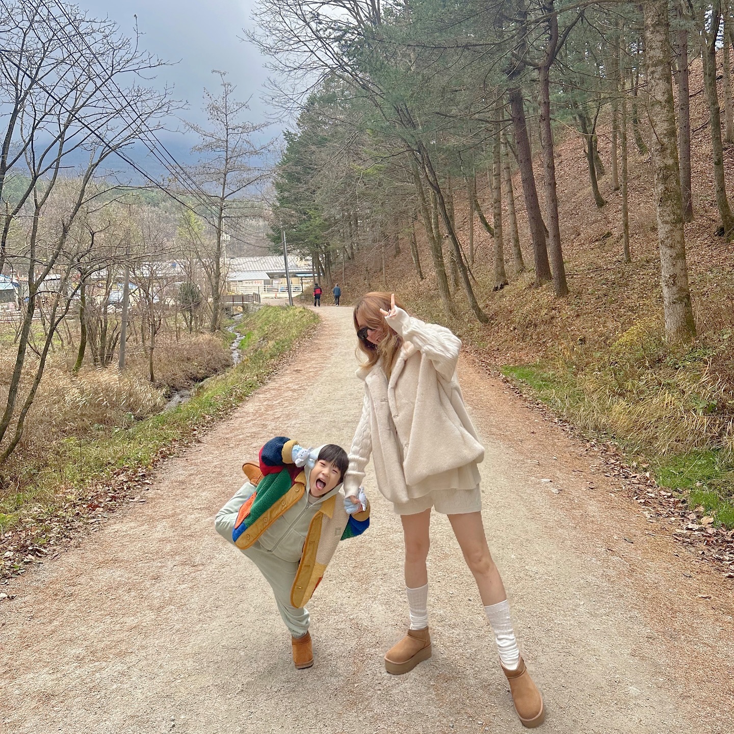 #강릉여행 #아기랑강릉여행

올 11월은 간단하게 국내여행으로-!
리모델링을 앞두고있어서 멀리갈수가 없었다🥲
그래도 강릉 2박3일은 너무 재밌네 🤭

여유롭게 둘러보고 맛있는것도 먹고-!
시우가 해달라는건 다해줬던 이번여행😂
적응하느라 고생중인 우리애깅 ( ¤̴̶̷̤́ ‧̫̮ ¤̴̶̷̤̀ )
조금만 더 참아줘,, 🫶🏻🫶🏻
.
.
.
旦那が忙しくなる前に国内旅行！
家のインテリアとかで私も忙しくなるし
その前にヒーリングしてきたよ！
自然ってやっぱいいよね♪ ٩( ´ω` )و ♪

シウたん好きそうなところいっぱい行った🤭
楽しんでくれてありがとう❤️‍🔥
引っ越しまでまた頑張ろう💪🏻