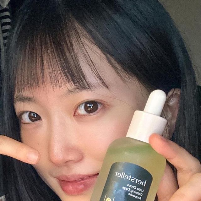 김해인 on Instagram: "#협찬 가까운 올리브영에서도 만나볼수 있는 진정세럼 9 : 수분오일 1 비율의 ✨허스텔러 앰플✨을 소개하려 하는데요 바른후 무려24시간 동안 수분이 빠져나가지 않게 수