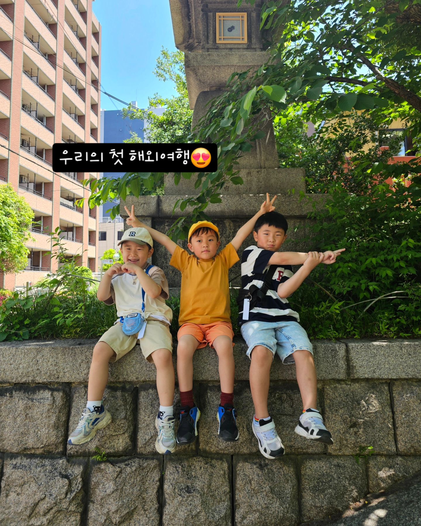 아이들의 첫 사회생활로 시작된 인연❤️

매년 가족끼리 캠핑도 다녀오는 모임인데
이렇게 엄마들이 아이 하나씩만 데리고
온전히 친구들과 엄마들과 다녀온 오사카 여행😆

처음에는 걱정이 더 많았지만
(유준이와 엄청 싸우고 올까봐🤣)
생각보다 형과 아빠가 없으니 말도 잘 듣고
친구들끼리 왔다고 하니 더 행복해했던

나도 우리 둘째와 처음으로 단둘이 여행가고
언니들과 더욱더 애틋해졌던 여행이라
너무 좋았던 오사카 3박4일😌

다음은 유준이가 베트남이라던데 ㅋㅋㅋㅋ
우리 또 물놀이 엄청 하러 가족끼리 떠나볼까효?☺️