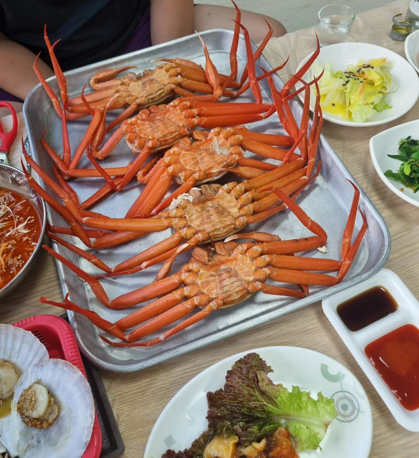 주문진 오자마자 홍게 파티 🦀 
주문진은 역시 게를 먹어줘야지 낮술 시작하자 여보 😋

#강릉 #주문진홍게 #홍게무한리필 #오늘부터먹방시작

ㆍ

ㆍ