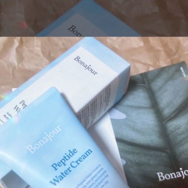 (용)쥬니월드 🎡 on Instagram: "#광고 @bonajour_official 
요즘처럼 찝찝하고 더운 여름을 위해 만들어진 보나쥬르 비건 펩타이드 워터크림!!

- 여름철 건강한 피부 관리를 위해 수분은 올려주고 유분은 줄여주는 수분크림 이에요
- 여름철 피지과다 및 수분부족으로 고민하는 분들에게 적극 추천하는 수분충전 워터크림 이에요
- 피부 수분력 상승관련 임상완료(+18.60%) 했답니다~
- 다양한 펩타이드 성분과 자연유래 보습인자 히알루론산 함유되어 역시 믿고 쓰는 보나쥬르
- 다 아시는 것 처럼 펩타이드 성분이 수분보습막을 형성해 약해진 수분장벽을 개선시켜주는 매우 효과적 이잖아요~!!
- 끈적임, 번들거림 없이 산뜻한 제형의 수분크림으로 여름철에 딱!!
- 세계 최대 비건 협회 '비건소사이어티'로부터 정식 비건인증 받은 비건 수분크림(동물실험 X, 동물성원료 X)
- 보나듀르 답게 전성분 모두 유해성분 걱정없는 안심성분, 무색소/무인공향료, 저(무)자극 인증
 
- 보나쥬르로 말할 것 같으면,,
① 보나쥬르는 12년간 천연화장품을 직접 연구하고 개발하는 기업
② 피부가 좋지 않아 천연화장품을 직접 만들어 사용하다가 세워진 기업으로, 성분과 효능을 가장 우선시하여 합리적인 가격으로 판매
③ 보나쥬르는 6년연속 퍼스트브랜드대상을 수상한 믿을 수 있는 기업
④ 보나쥬르는 국내 최다 비건 인증을 받은 스킨케어 브랜드

#보나쥬르#bonajour#펩타이드워터크림#수분크림#지성수분크림#수부지수분크림#좋반 #좋반테러 #선팔 #선팔하면맞팔 #소통맞팔 #뷰티인플루언서 #뷰티인스타 #남성뷰티 #여름수분크림#속건조수분크림#펩타이드#피지조절#피지#수분크림추천#비건수분크림"