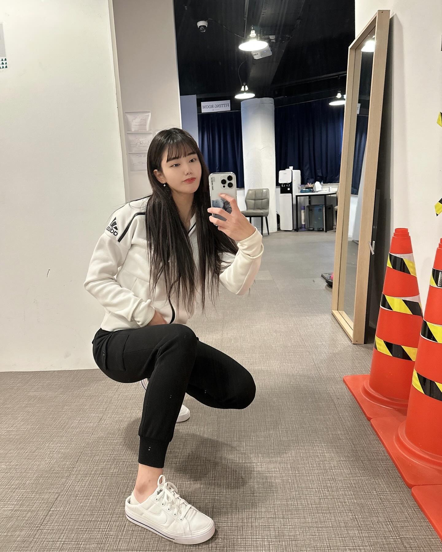 캐주얼로 편하게 입고 연습 할수도 있고 라운딩에 다닐때 입어도 이쁜 겨울 카고포켓 조거바지😎 그리고 안감기모라 너무 따뜻하니 좋아욤🫶🏻 제 마음에 쏙 들어온 바지 넘 이뿌잖앙🥰

jinygolf.official 
.
.
#golf #golfstagram #golfwear #golfswing #지니골프 #여성골프의류 #골프 #골프스윙 #여성골프웨어 #골프레슨 #골프스타그램 #골프연습장 #골프스윙동영상 #골프연습 #골프프로 #아이언스윙 #비바골프아카데미vip #광주 #서구 #골프레슨 #상무지구골프 #이차윤프로 #차윤tv