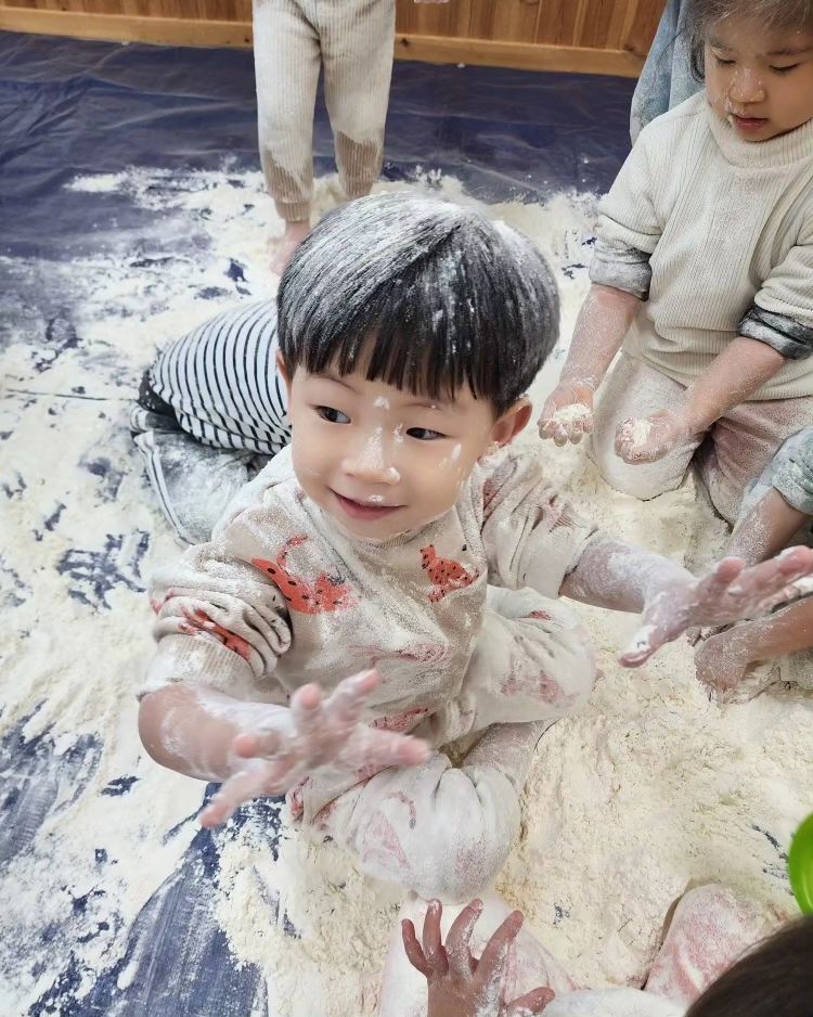 밀가루 촉감놀이🤗 어린이집 선생님 고마워요 ㅋㅋㅋㅋ
난 집에서 절대 못해줄거 같은데 고생이 많으시네요🫶