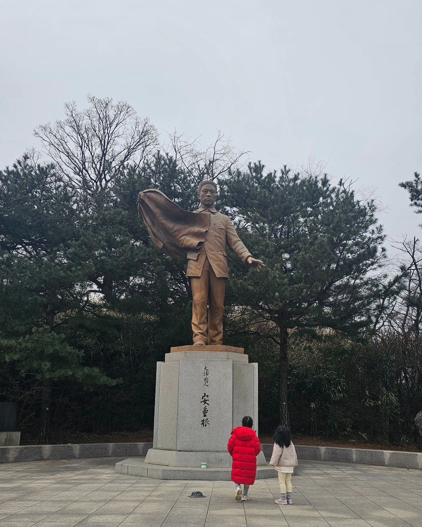 #2월기록 #지난사진 #지난피드

예린이 생일맞이 #안중근의사기념관 다녀왔다. 제일 좋아하는 위인. 생일이 설날이라 짦고 굵게 다녀왔다❤️ 날씨가 갑자기 추워져서 많은 걸 하지는 못 했지만 아이가 좋아하는 것을 보고 올 수 있어 다행이었던 날이다. 2층으로 되어 있는데 정말 알차게 관람할 수 있다. 책으로 보았던 내용을 기념관에서 보니 더 몰입감있게 봐주는 아이👍 전화기 너머의 내용도 책이랑 영웅 영화랑 진짜 똑같다며 몇 번을 다시 듣는 아이들이었다.

서울살 때부터 찐맛집👍닭한마리..대기하고 먹은 점심은 더 꿀맛! 너무 추워 궁투어는 뒤로하고 현대아울렛가서 새학기 준비.
(새학기 준비를 이번달 내내하네..구멍나겠네 텅장😭)

이 날을 뒤로 바로 열 나기 시작하면서 설날까지 엄청 아팠다^^ 아직도 다 회복되지 않은 몸🤣 덕분에 2월은 쉬어가는 중이다.

#연년생자매 #자매스타그램 #자매맘 #서울나들이 #역사좋아하는아이