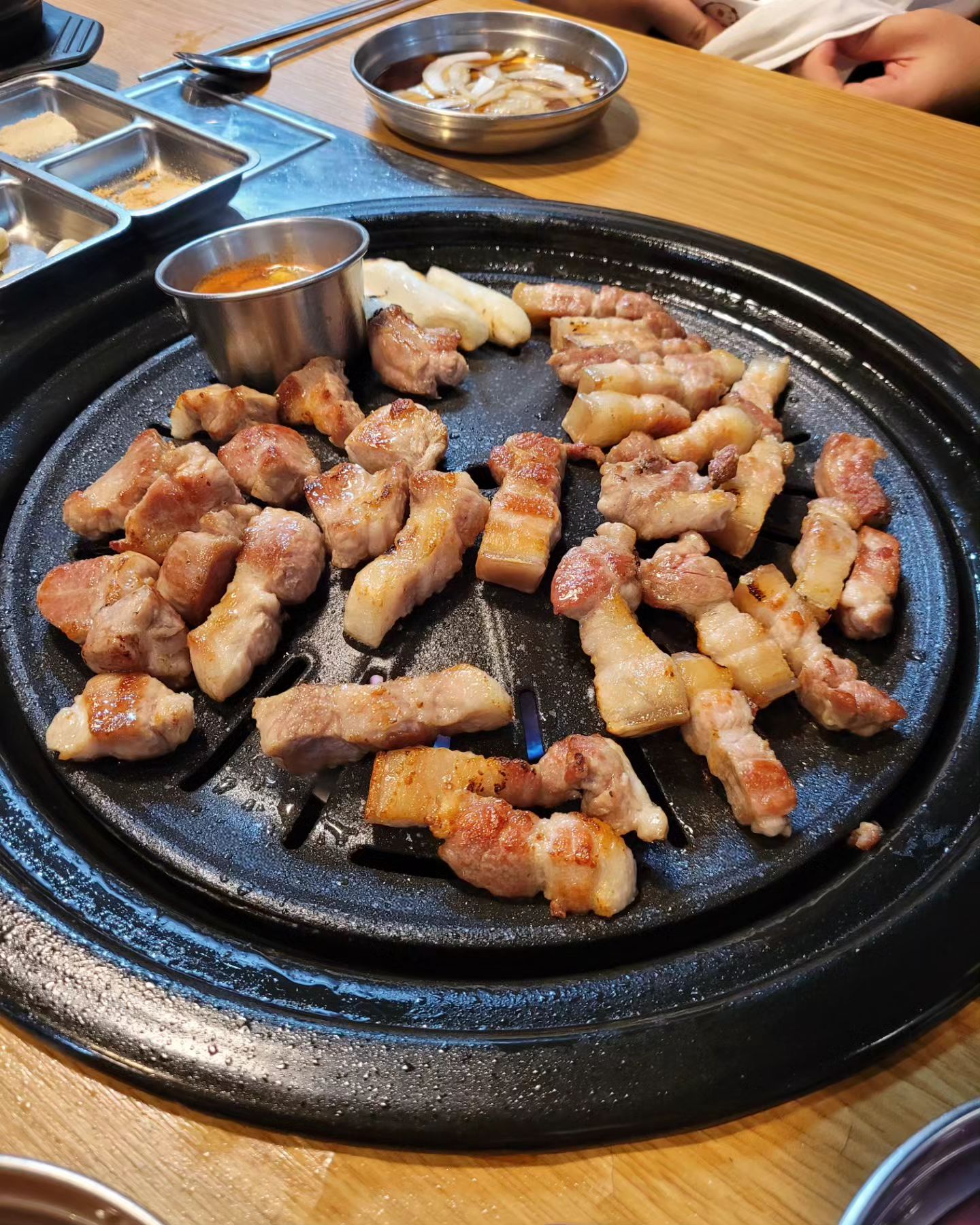 Incheon Day 2-9🍖 송바돔

8년지기 베프와의 인천여행 마지막 코스는 바로 송도 개꿀맛 고깃집 송바돔~~~~!

고기 직접 자르고 구워주는 친절한 곳이에요! 고기 퀄리티도 장난 없습니다. 진짜 좋았어요!

✅ 제주근고기세트 (2인) 400g 39,000원
- 제주 오겹살&제주 꽃목살

두툼한 오겹살과 부드러운 꽃목살을 같이 먹을 수 있어서 좋았어요. 맛은 말해뭐해 너무 맛있었습니다😆

✅ 제주 생갈비 150g 15,900원
다른 부위도 먹고 싶어서 주문했는데, 후회 없어요😍 다양한 반찬하고 먹으면 꿀맛입니다.

✅ 폭탄 계란찜 3,000원
어마무시해요.. 커요... 단백질 보충 제대로 할 수 있음. 단백질 킬러인 백멍이와 상동에게는 그저 행복 ㅎ

✅ 김치비빔국수 6,000원
송도신도시 물가치고 정말 저렴한 비빔국수입니다. 고기에 라면이나 냉면이 질린다고요? 그럼 김치비빔국수를 드세요!!

+ 주먹밥은 0.5인분이 기본으로 나와요. 근데 대박 맛있음‼️

📍송바돔
🏠인천 연수구 컨벤시아대로 126 푸르지오 월드마크801동 8단지 1층
⏰평일 14:00~24:00 / 주말 12:00~22:00

#송바돔 #맛집 #맛집추천 #인천맛집 #송도고깃집 #송도맛집 #오겹살 #목살 #갈비살 #먹스타그램 #먹팔맞팔 #먹팔환영 #인천여행 #인천청춘여행단 #여행스타그램 #인천청춘여행단_상동염색체 #koreanfood