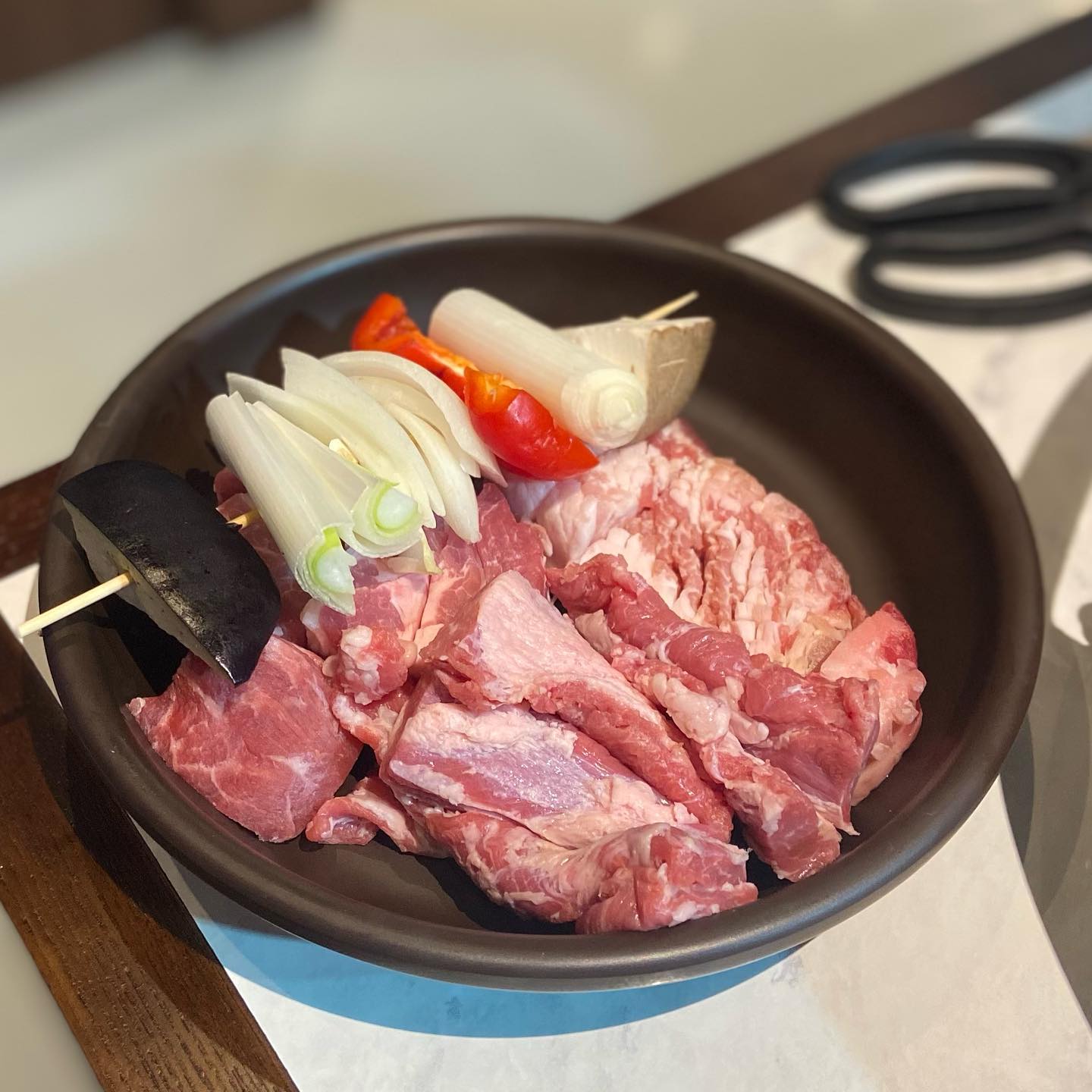 #협찬 불당동 고기 찐맛집 발견👀
불당동 리정원인데 고급스러운 외관부터 눈길을 사로잡는 곳!

촉촉하게 결이 살아있는 고기가 입안에 넣는 순간 육즙이 팡팡🎉

꽃삼겹살, 목심을 섞어서 주문했는데
꽃삼겹살은 3,000번 칼집을 내고 3단계 숙성 과정을 통해 부드럽고 식감까지 좋은👍🏻🤍

목심은 삼겹살보다는 약간 기름기가 적어 담백한 맛을 그대로 느낄 수 있었다😋

후식으로 먹은 화심리순두부는 전라도에서 유명하다고하는데 얼큰하고 부드러운 맛이 일품 :)
밑반찬으로 김치찜이 나와서 새콤하게 먹기 좋았고 반찬부터 후식까지 완벽💗

자리도 편하고 룸처럼 분리된 공간도 있어서 회식장로도도 추천〰️
.
.
.
.
#천안맛집 #천안회식 #천안모임 #천안고기집 #천안식당 #천안돼지고기 #불당동맛집 #불당동고기집 #불당동식당 #불당동모임 #천안아산역맛집 #천안아산역고기집 #천안아산역돼지고기 #신불당맛집 #불당동회식 #먹스타그램 #먹팔 #신불당고기