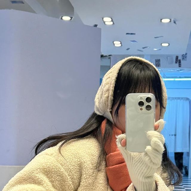 민나 on Instagram: "#광고 #협찬 @urbanstitch_korea 🫧🤍 핸드폰 바꾸고 쭉 사용하던 케이스가 누렇게 변했길래 어반스티치 케이스로 새 옷을 입혀줬어요. 뽀얀 제 폰 넘 예쁘죠☃️,,✨ 제가 폰을