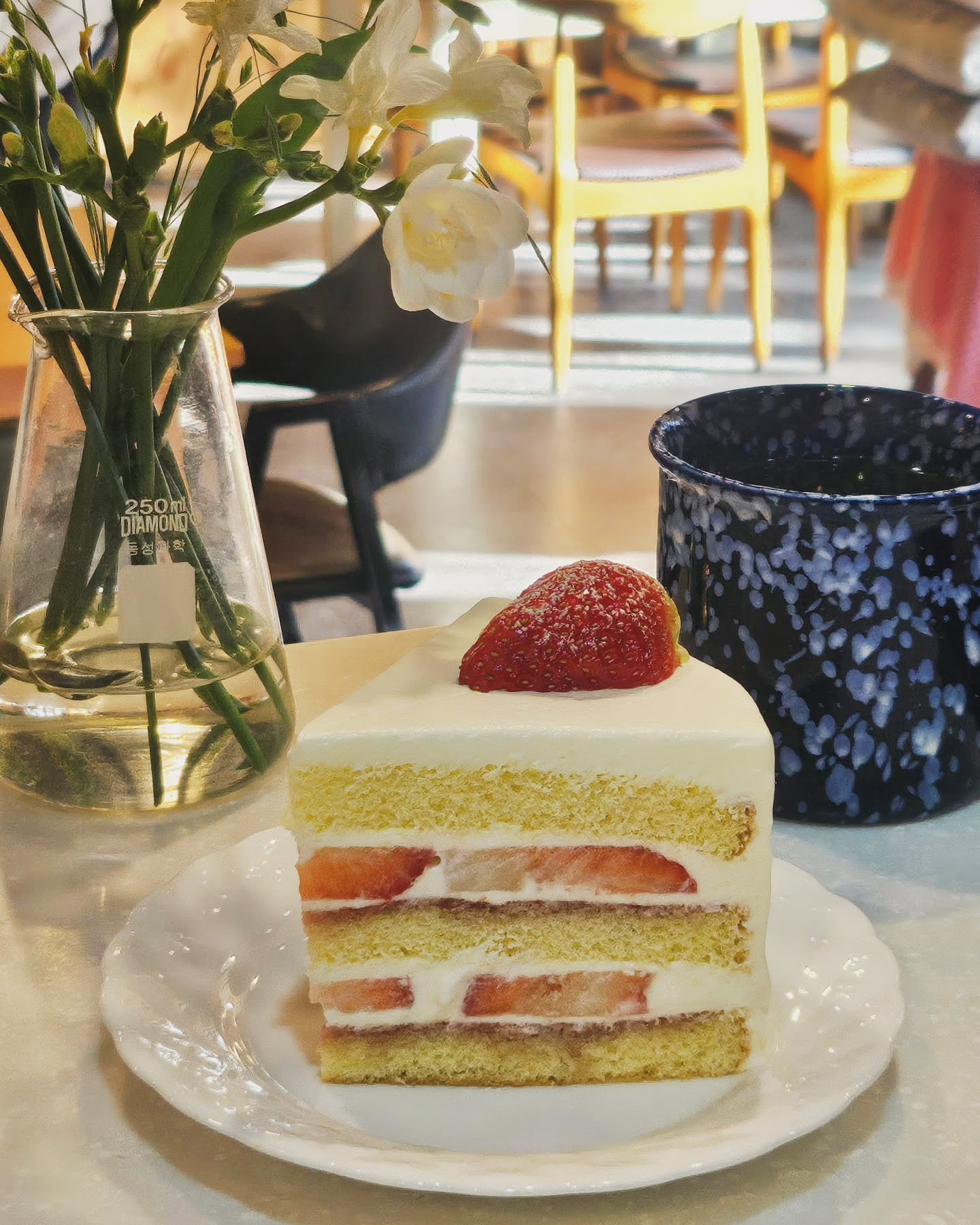 🎂🩷🎂🩷🎂
촉촉 달콤 신선한 머머링의 시그니처 딸기생크림 케이크 판매가
시작되었습니다🍰
조각으로도 홀케이크로도 주문 가능하세요
홀케이크는 미리미리 연락주시면 맛있게 만들어 놓을께요🎂
머머링에서 만나요🩷

#딸기생크림케이크 #동물성생크림케이크 #딸기시즌