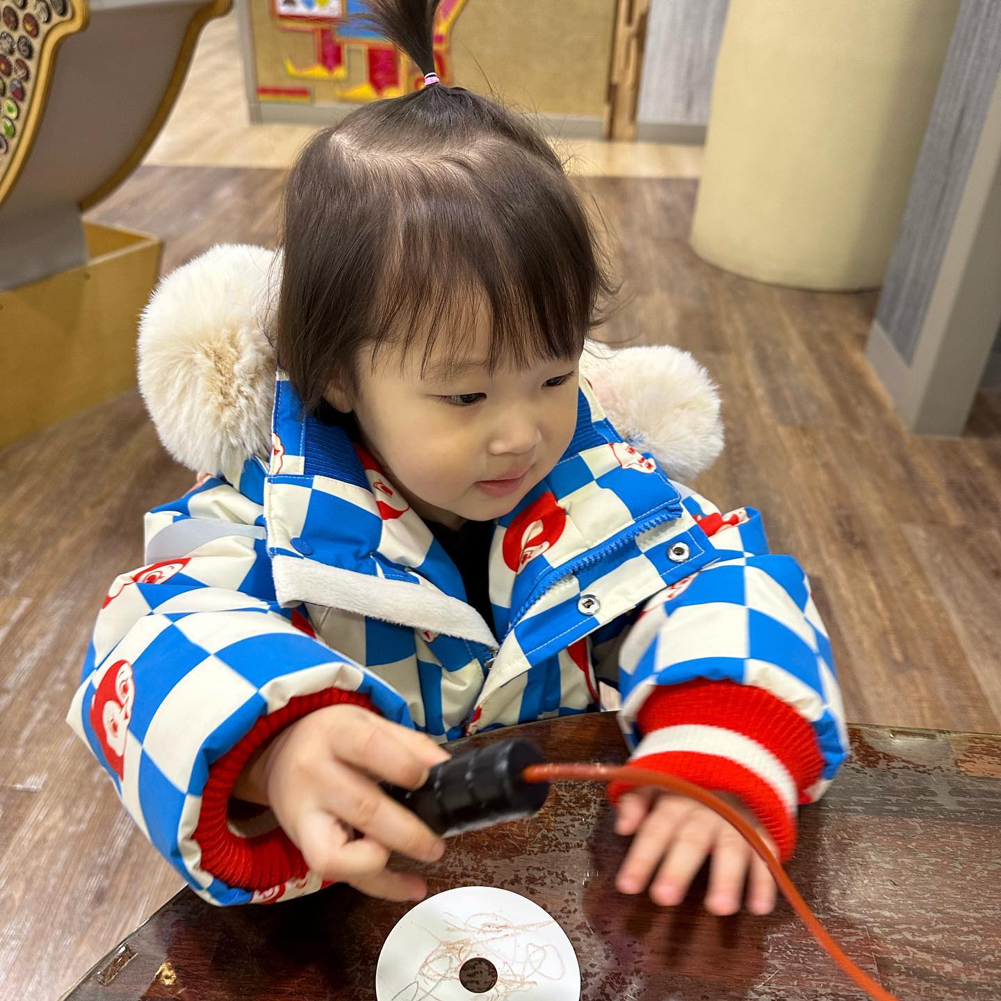 #20240103 #겨울방학6일차

오늘은 #상상나라 댕겨옴!!
아직 어려서 제대로 이해하고 놀진 못했지만
나름 뽈뽈거리고 잘 다님 ㅋㅋ
엄청 넓어서 엄마가 너무 힘들었다🥲

좀 알아보고 갈걸 ㅋㅋ
다들 도시락같은거 싸와서 먹고 다시 놀던데
우리는 다윤이 간식뿐이라 놀다가 점심 먹으러 나감
나중에 더 크면 도시락 싸들고 다시 가보자!!

어린이대공원옆이라 동물 보고 가려고 했는데
눈인지 비인지 뭐 떨어져서 급히 귀가

집에서 쉬다가 다유니 머리 다듬으러 미용실 ㅋㅋ
싫다고 커트보 잡아빼서 실패하나 했는데
비타민 + 유튜브 콤보로 나름 쉽게 잘랐다

몽실이가 되었지만 너무 귀여워❤️
몽실아~ 하면 엄마가 몽실이 이럼ㅋㅋㅋㅋㅋㅋㅋ