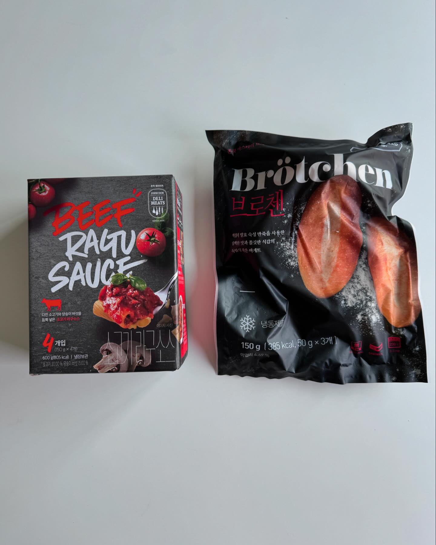 #제품제공

주말 홈브런치로 너무 맛있게 먹은🥣
<존쿡델리미트 소고기 라구소스>

➰ 다진소고기와 양송이버섯, 5가지 채소가 듬뿍 들어있어서
씹는 식감도 좋아요🍅🤎

➰ 데우기만 하면 되서 양식 요리를 쉽고 간편하게 할 수 있어요!
(라자냐 핫도그 라따뚜이 그라탕 오픈샌드위치 떡볶이 등등)

➰ 함께 먹는 바게트 브로첸도 쫀득하고 맛있어요🥖

.
🏷️ 존쿡델리미트 소고기 라구 소스

✔️ 이마트 트레이더스와 존쿡 홈페이지에서 판매중이에요!

.
#라구소스 #존쿡델리미트 #브로첸 #소고기라구소스
#홈파티메뉴추천 #홈브런치 #캠핑요리 #라구소스요리
#존쿡라구소스 #쿡스타그램