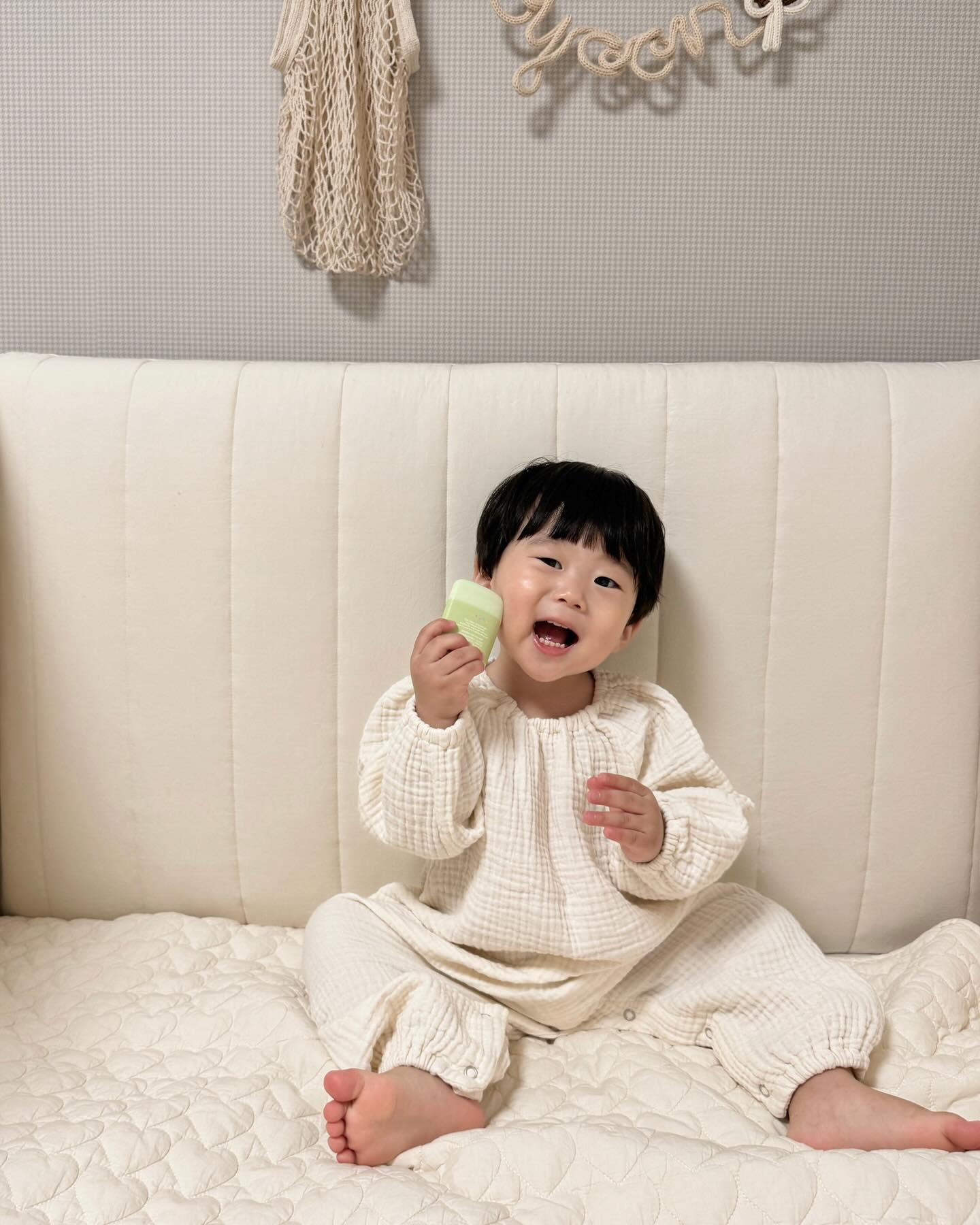 | 제품제공 |
⠀ 
아기 피부 진정의 끝판왕인
네츄레메디 수딩스틱밤이에요💚
⠀ 
진정에 효과있는 최상의 천연원료와
유기농 성분이 듬뿍 들어있는 유기농 스틱밤 .ᐟ 
⠀ 
날이 더워지면서 얼굴이 살짝 붉어지기도 하고
어금니때문에 침을 많이 흘려서 침독도 걱정됐는데
수딩스틱밤으로 해결했어요 ,
⠀ 
슥슥 발라주기만 하면 되니까 넘 편하더라구요
건조할 땐 수딩스틱밤 + 스딩롤온세럼 조합으로
발라주면 오래오래 촉촉하게 유지된답니다✨
⠀ 
더운 여름 네츄레메디 수딩스틱밤으로 
피부 트러블 고민 날려버려요 👋🏻
⠀ 
🏷️𝚃𝚑𝚊𝚗𝚔𝚜 𝚝𝚘 naturemedy_official 
⠀ 
⠀ 
#태열침독에는_네츄레메디 #네츄레메디 #수딩스틱밤 #스틱밤 #아기스틱밤 #네츄레메디서포터즈 #유기농화장품 #태열 #태열크림 #태열관리 #태열크림추천 #침독 #침독크림 #침독크림추천 #침독로션 #아기피부트러블 #아토피아기 #아기아토피 #침독전쟁 #침독관리 #모공각화증 #침독지우개 #동전습진 #엉덩이발진 #기저귀발진 #가려움진정