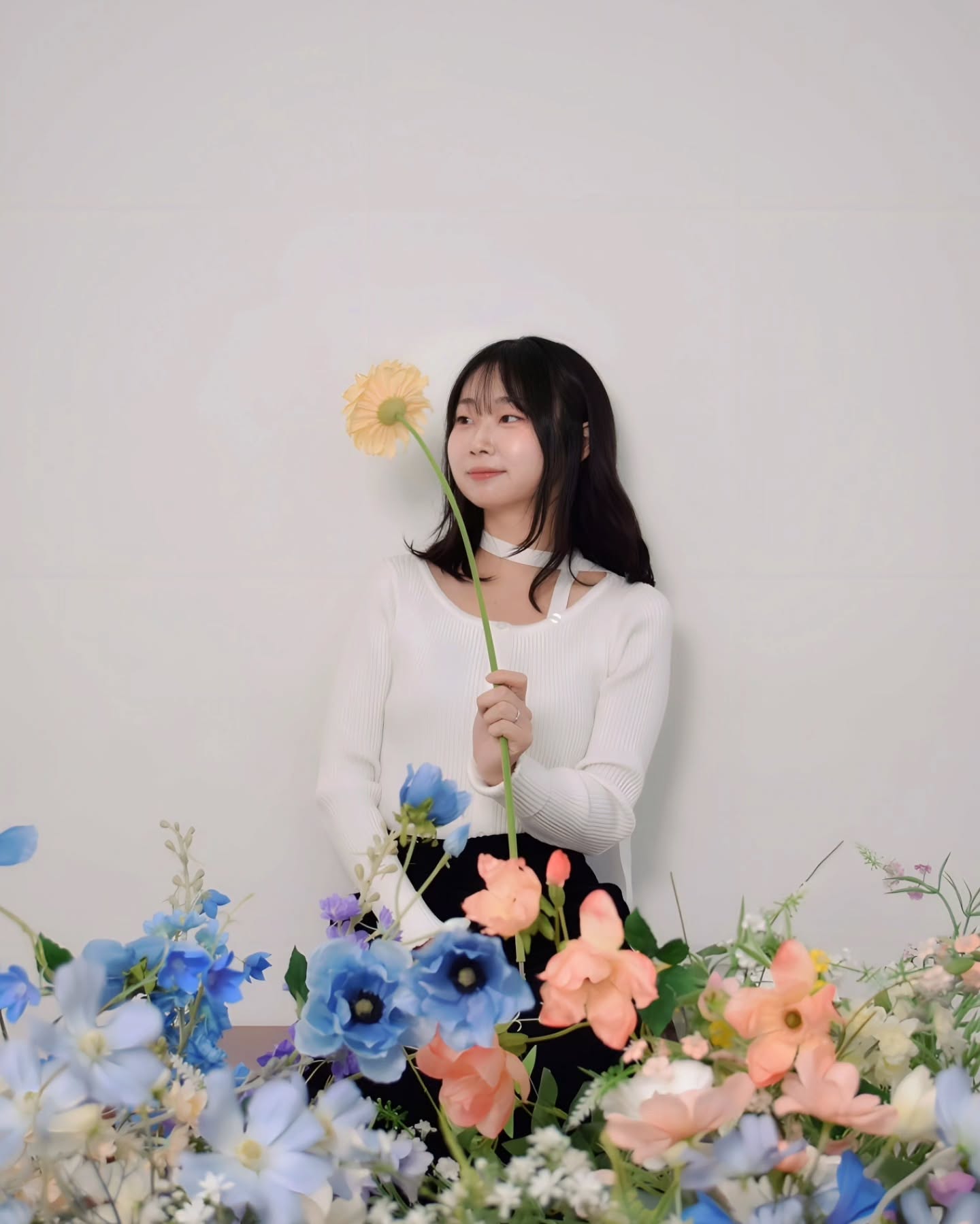 생일 기념 셀프 사진 💐
얼른 꽃 피는 봄이 왔음 좋겠다 ~! 

📍플레이스 정보
flowerga1pi

🤍 체형 정보
- 158cm 43kg
- 봄웜라이트 직선형 체형 

👗 착장 정보
- top : 8seconds_official
- skirt : 지유

#20대여자코디 #겨울데이트룩 #겨울니트코디 #흰색니트 #흰색니트코디 #겨울니트티 #겨울니트추천 #연말파티룩 #크리스마스룩 #생일파티룩 #20대여자데이트룩 #프로필사진촬영 #프로필사진잘찍는곳 #프로필사진의상 #셀프프로필 #셀프프로필사진 #셀프프로필촬영 #송파사진관 #꽃갈피사진관 #에잇세컨즈 #지유 #GU
