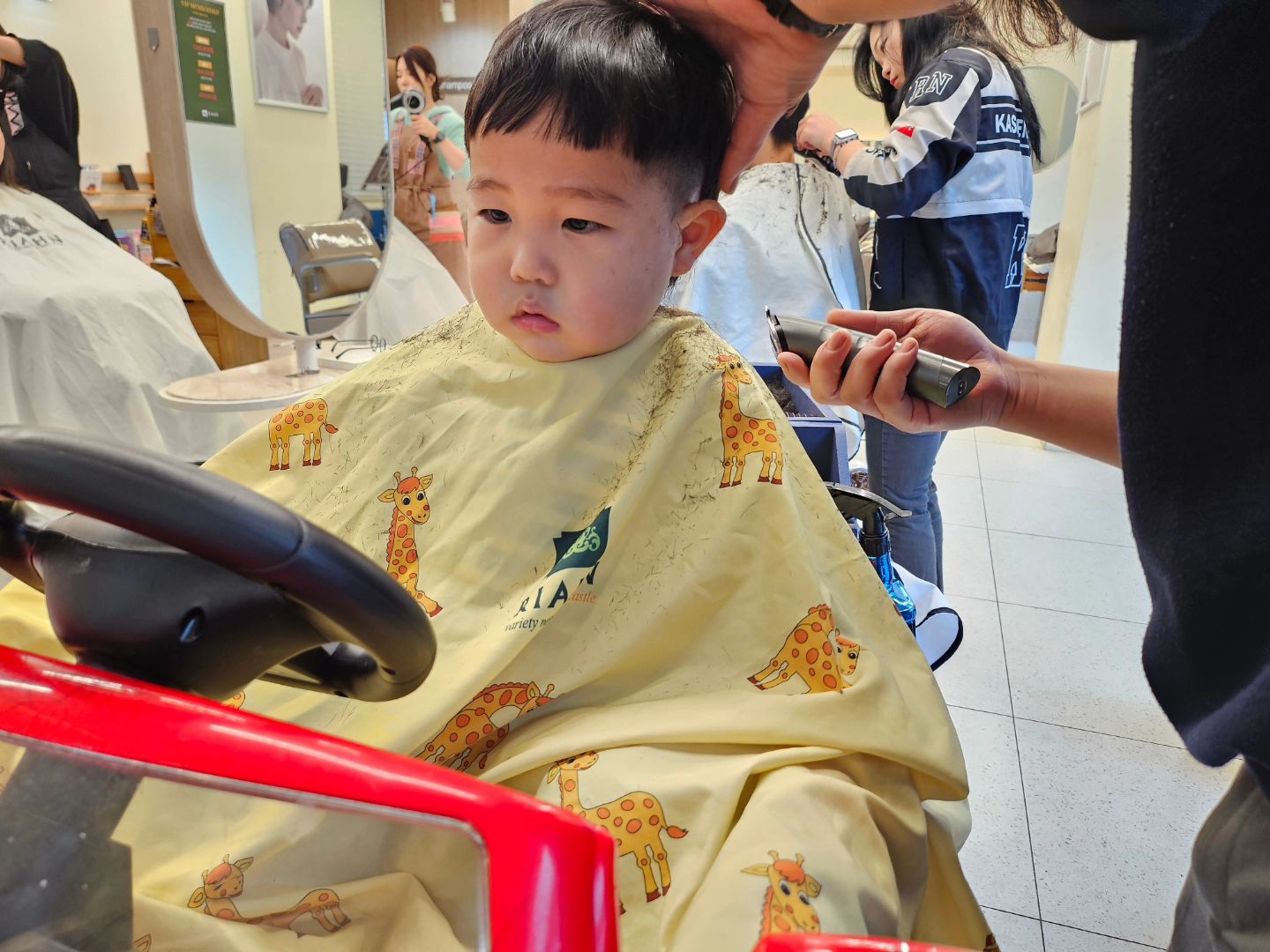 아기덱스 다음에 또 만나요 👋🏻
깔끔하게 이발 💇🏻‍♂️ 
아기인데 숱을 하염없이 치는 원장님
숱 치는 턱.별.한 아기라고..칭찬이쥬?🤔