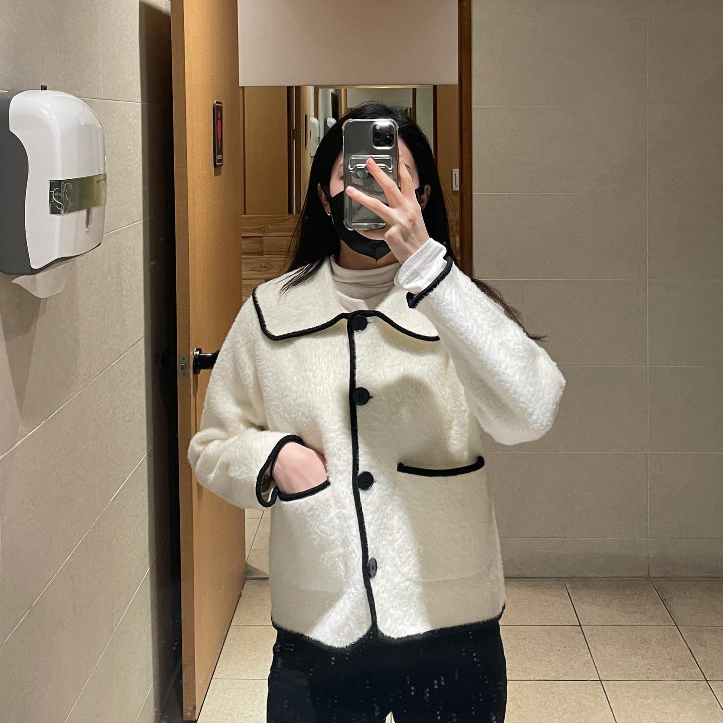 오늘 저.. 반차에요… 근데 반차인데 좋지 않은게
사랑니 뽑으러가요🥹…. 뽑아야되는거 알면서 무서워서 6년동안 미뤄왔는데 이제 썩어서 아파져서 드디어 제발로 가네요 🥹🥲….
옆으로 자란 사랑니는 뭐 잇몸을 찢고 깨부셔서 조각조각 뽑는다면서요? 하하하하하하하하하
어제 자기전에 누워서 지구가 터졌으면 좋겠다고 생각했어요 다들 미안해요 나도 어쩔수가 없었어….