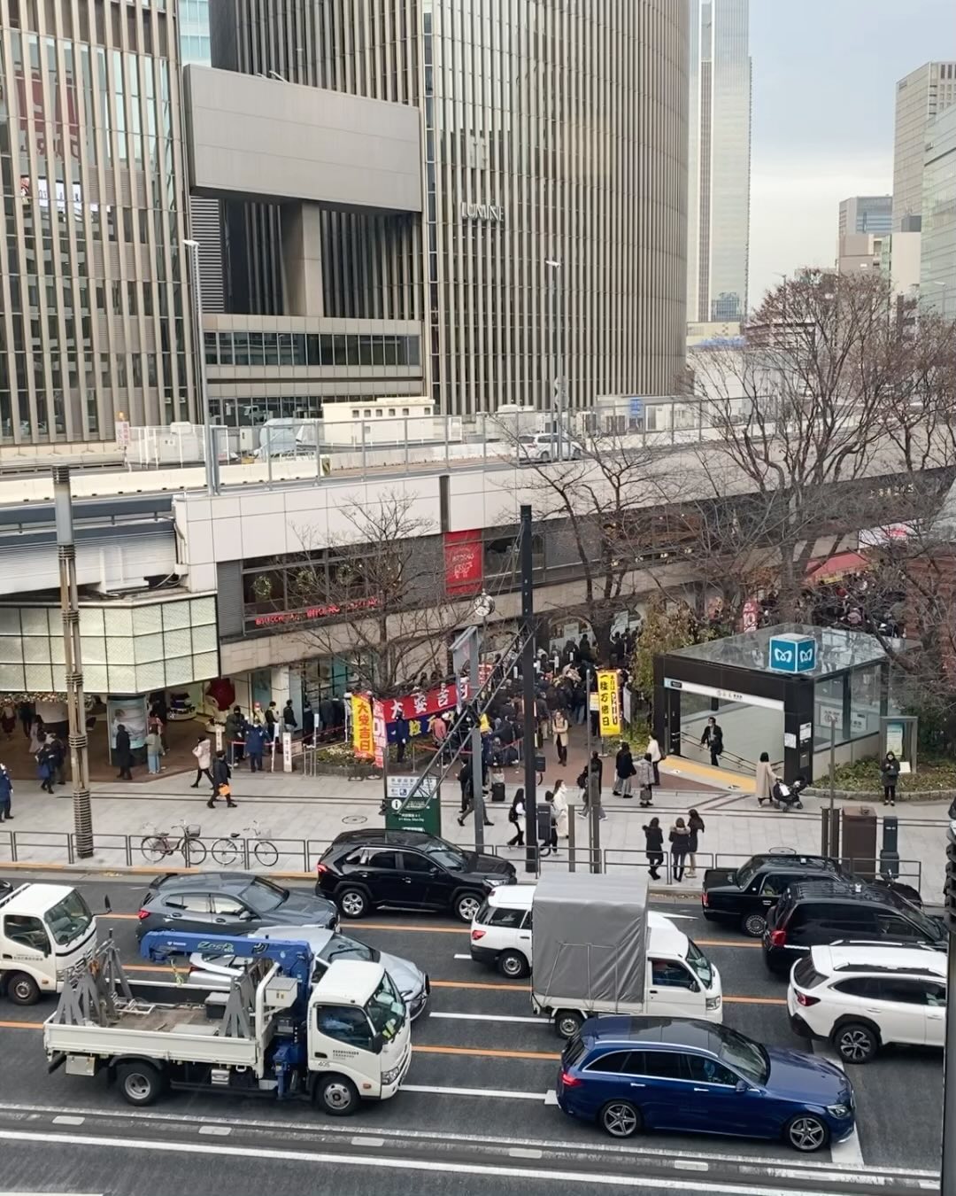 긴자 플라자에서 내려오는데 엄청난 인파가 바글바글 줄서있는것
너무 궁금해서 내려가서 반대편 백화점으로 건너가보았지

중국 유학 1N년차로 어느정도 한자를 유추하며 일본 여행을 했지만
이건 정말 아무리봐도 알수가 없는것 아닌가?! 

어디까지 있나 끝까지 내려가보면 알수있겠지?! 
안내하시는 분에게 대화가 안되니 물어볼수도 없고 😭

마침 내 옆으로 중국인이 지나가길래 혹시 무슨줄인지 아냐고 물었더니 
曰: 우리도 뭔지 궁금하던 참이야 ^.^ 

수확없이 줄 끝까지 가보니 여기가 줄의 끝이라고 표지판이 있더라
파파고 돌려보고 무엇인지 알수있었당🤠 

얼마짜리 복권이었는지 궁금하면 알려줌 🤭 

#일본여행 #일본복권 #복권 #새해 #도쿄 #긴자