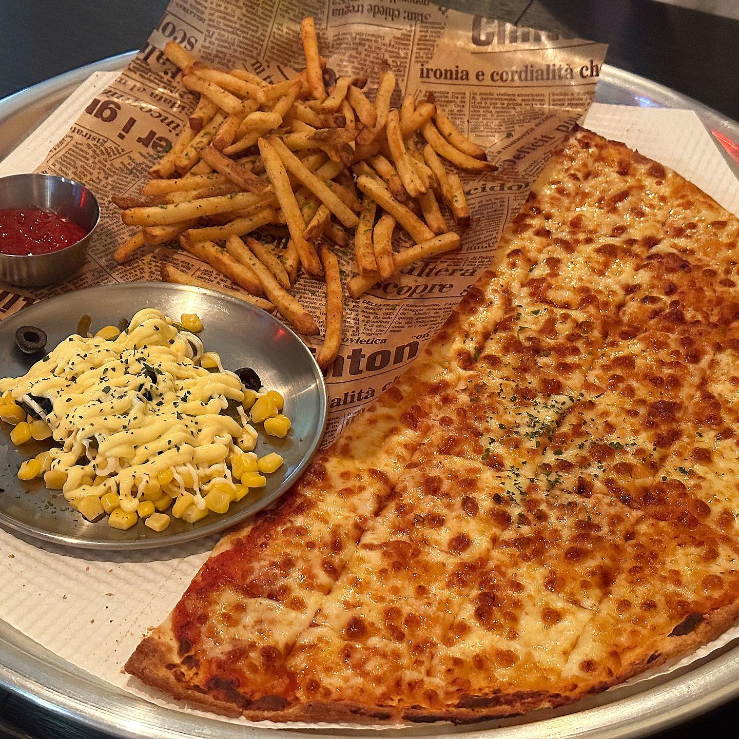 🎣
🎣오늘의 미끼🎣
#레코드피자 

🍕시그니쳐세트 (24,900원) 

🍕연신내역 근처 피자 맛집이란 소문듣고 먹광이 달려광!!

🍕가게 분위기 오져꼬 기본안주 피자타임 미쳐꼬~~

🍕피자나오구 크기에 놀랐움…😳 하지만 가성비는 글쎙…

🍕피클이 없는것도 좀 아쉬웠는데 달라고 안해서 안주셨을수도…!

🍕연신내 피자 전문점을 찾는다먄 한번쯤 와보셔라😂

📌 서울 은평구 연서로27길 9-1 1층

👣 연신내역 5번 출구에서354m

⏰ 매일 17:00-02:00