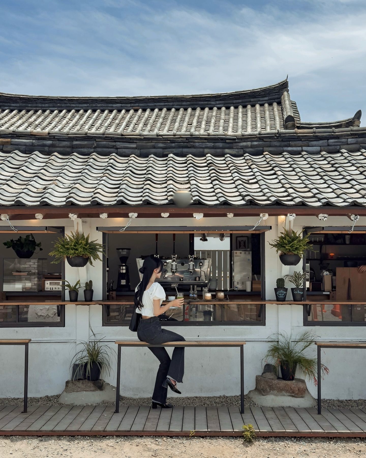 경주 황리단길 이색 디저트 젤라쏘 🍨☕️
신메뉴가 출시되었어요!
쫀득한 젤라또와 에스프레소의 달콤 쌉싸름한 조화로 유명한 황리단길의 빈티지 한옥 카페 ’gelasso‘
여름 맞이 출시된 신메뉴
판단맥주 + 올리브절임 / 얼그레이 크림 라떼 맛보고
햇살 가득한 테라스 좌석의 낭만도 느껴보세요 💛
동남아 판다누스 잎에서 추출한 시럽으로
누룽지 맛이 나는 판단맥주는
여름에 즐기기 딱 좋은 탄산과 청량감으로
수제 올리브 절임을 곁들여먹으면 동남아 낮맥 부럽지 않으실거에요 🍺
테라스 좌석에 앉아 늦은 밤까지도
낭만 가득한 여름의 경주를 느낄 수 있는 곳입니당
오픈형 주방으로 깔끔함은 물론,
구경하고 촬영하는 재미까지 있는 힙한 카페!
젤라쏘에 제조 과정은 촬영 필수 📷📷
경주 여름에 방문하신다면
쫀득한 젤라또와 맥주로 gelasso 하세요 🩵
📝 menu
판단맥주 5.5
레몬에이드 6.0
올리브절임 4.5
얼그레이 크림 라떼 6.0
얼그레이 크림 더치 6.0
말차 젤라쏘 6.8
📍젤라쏘 (gelasso_soomgyeol) #광고
▫️경북 경주시 포석로 1078-6
▫️월~목 10:00 - 18:00
▫️금토일 10:00 - 21:00
▫️테라스 애견동반 가능