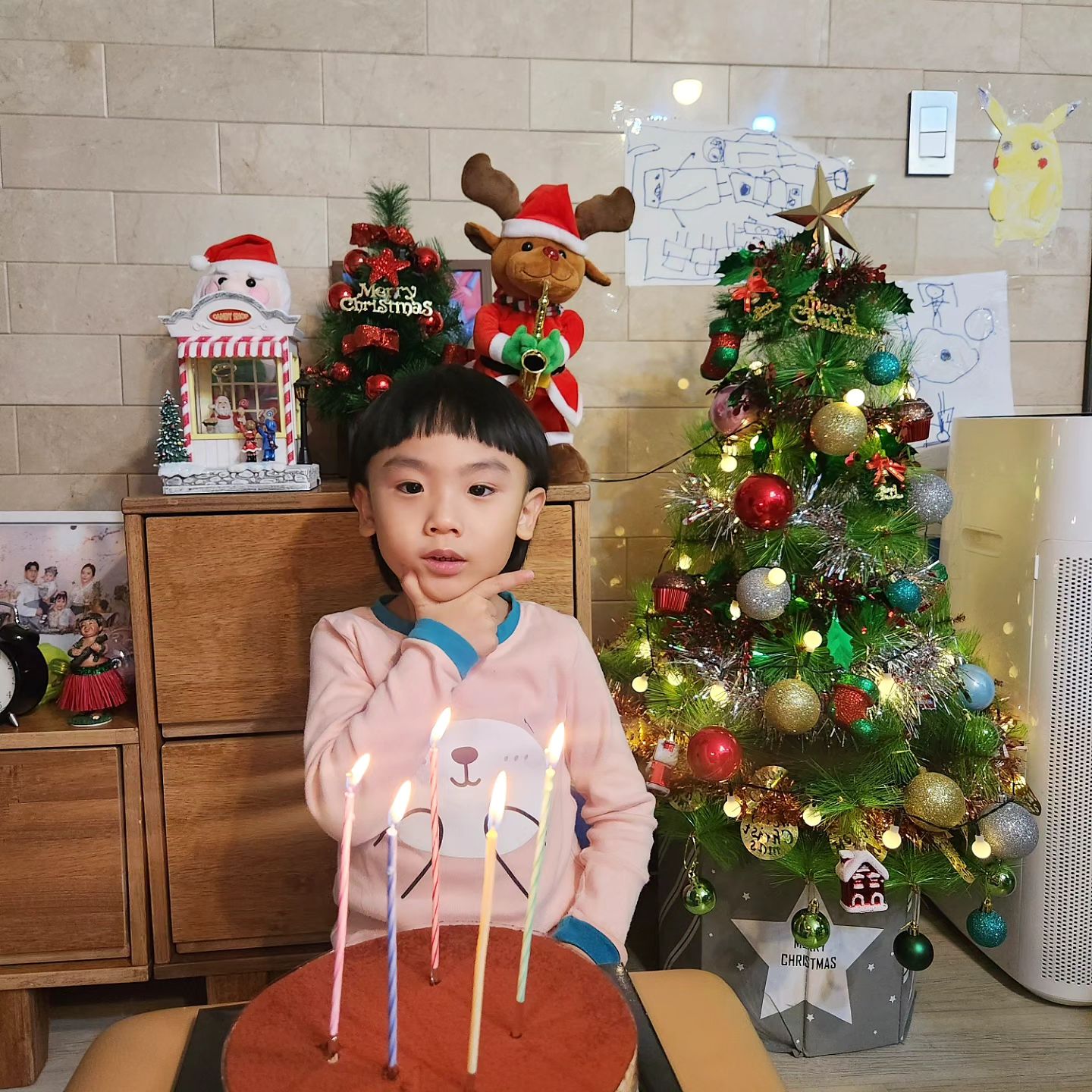 아파서 눈이 떼꾼하네 🎄☃️❄️🙏
그래도 크리스마스분위기 내겠다고 사진이라도 한컷

이번연말은 연말같지 않은 일상이였다🤔🫨

내년엔 좋은일만 있길🙏
모두 메리크리스마스❤️🫶

#메리크리스마스 #아들스타그램 #아들맘 #맘스타그램 #크리스마스 #맘소통 #육아스타그램 #육아