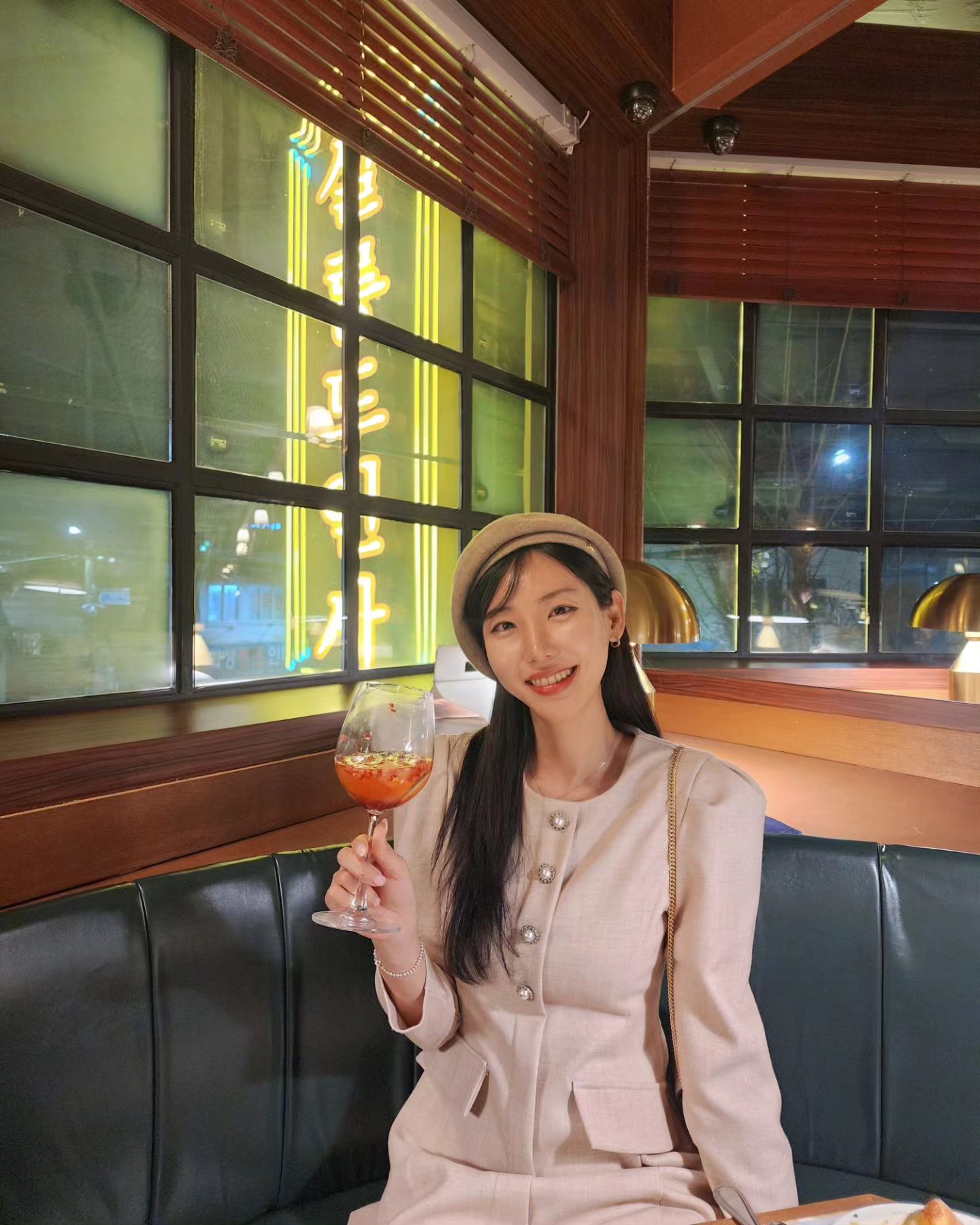 진주 1티어 스테이크 하우스 소개드려요 🫶🏻

경남 진주에 위치한 살롱드인사라는 곳인데요!
감성가득한 대형 트리와 꽃 분수대, ⛲️ 💐
귀여운 왕곰돌이까지 연말모임으로 갓벽한 곳이예요🧸 

저도 연말모임으로 방문했는데 
다음에 진주 가면 무조건 여기 또 갈꼬에요 🥹❤️‍🔥
맛있는 티본스테이크도 먹고, 트리인생샷까지! 🎄

📌살롱드인사 (Salon de insa)
- 경남 진주시 창렬로12
- 매일11:30-22:00