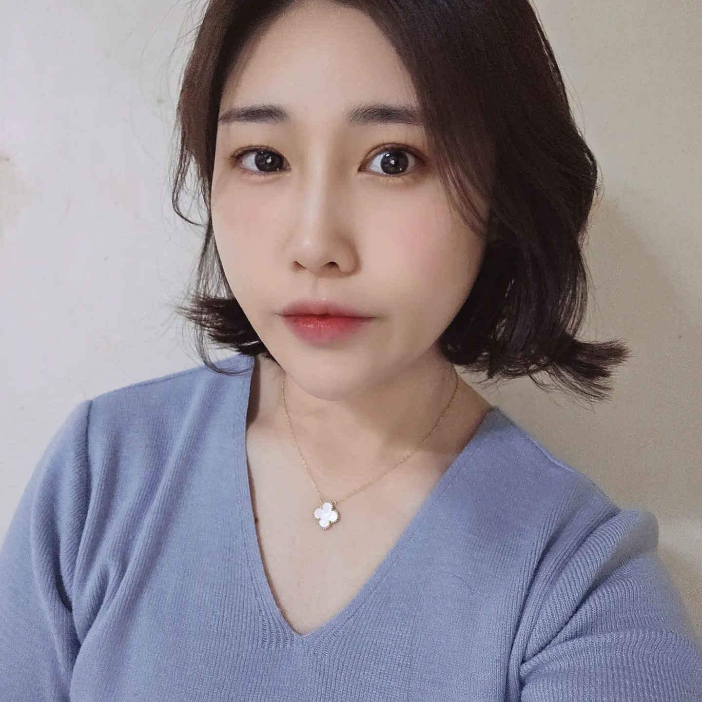 - 
연말이라 머리하고싶어서 반차내고 다녀왔다
머리 완전 맘에들오☺️
실장님이 엄청 잘해주셔서 맘에 쏙듦
안그래도 머리카락 거지꼴이라
어떻게해야하나 했는데 단발로 짱예쁘게 만들어주심
-
#라임라이트 #라임라이트헤어 #채아디자이너
#c컬펌 #cs컬펌 #s컬 #s컬펌 #분당미용실 #정자미용실 #정자미용실추천 #정자역미용실추천 #정자역미용실