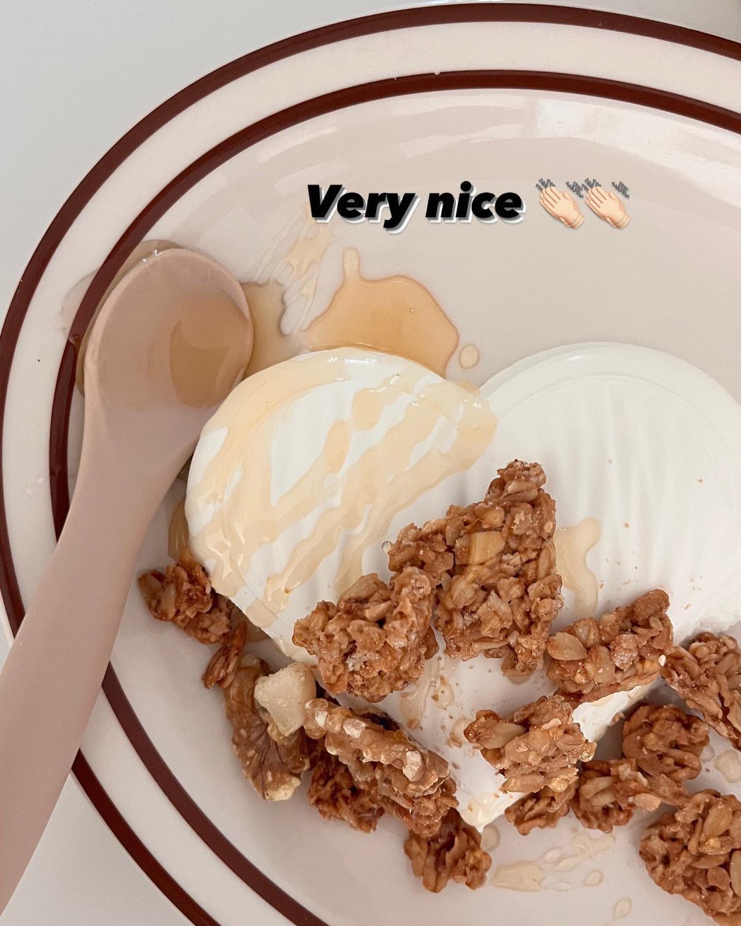 -
아침 고정식(이었던)요거트플레이트
그릭요거트 벌써 두판이나 해묵옸네 😋
꿀은 빼고 먹기! 🍯