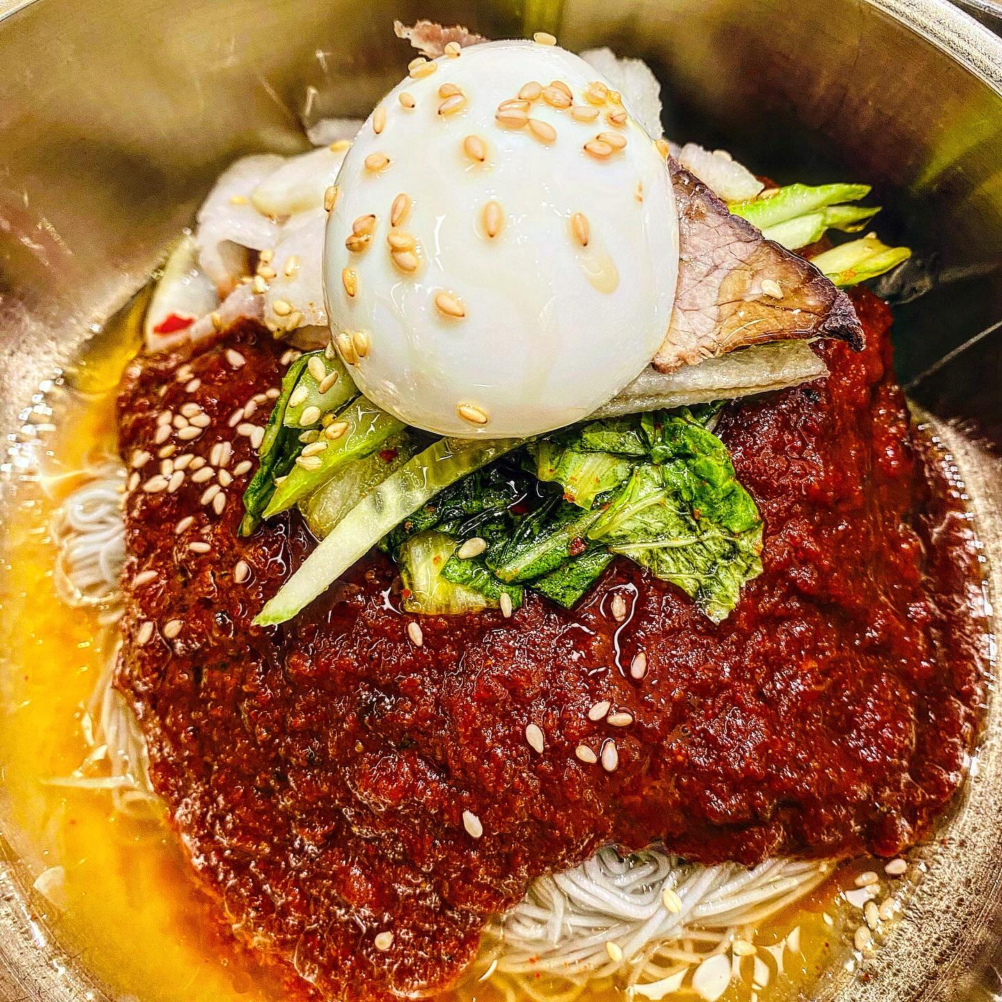 국물맛이 일품인“한솔냉면”입니당
#수원역맛집 #한솔냉면 

💛스타필드 갔다가 생각나서 수원역으로 후다닥 달려왔습니당

💛평소 냉면집 가면 꼭 식초&겨자 뿌리는데 이곳의 육수는 그 본연의 맛을 해치고 싶지 않아서 그대로를 느끼고 온답니당

💛면만 먹으면 아쉬워서 갈비탕도 시켰는데!! 육질은 세상 부드럽고 역시 기대를 저버리지 않는 육수로 인해 온탕냉탕을 넘나드는 재미가 있습니당

💛한솔냉면AK플라자수원점_경기 수원시 팔달구 덕영대로 924

💛영업시간_매일10:30 - 21:00
 

#경기 #수원 #수원역 #수원데이트 #수원역데이트#데이트 #수원맛집 #수원역맛집 
#먹팔 #먹스타그램맞팔 #선팔은곧맞팔 #먹팔환영 #맛스타맞팔 #먹스타스램 #맛집스타그램 #맞팔 #좋반 #소통