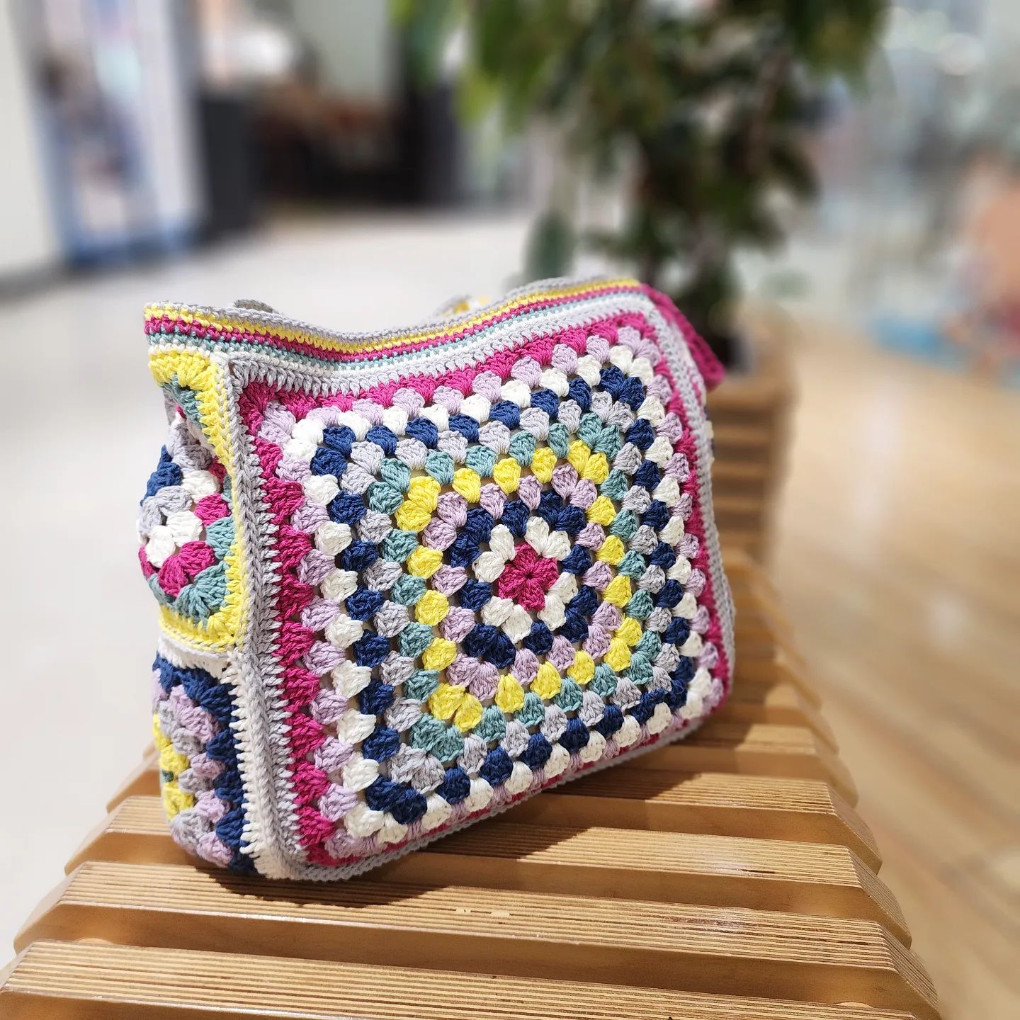 미도리님 midori_crochet 의 #그래니크로스백🙋‍♀️
안감까지 작업해서 넘 잘 들고 다니고 있어용🙈😆🎶

미도리님 원작하고는 색상은 좀 틀리지만
같은 실 이용하였구요
가방끈을  크로스로 하고 싶을 때도 숄더로 하고싶을 때도 있어서,

첨부터 연결해놓는게 아니라
떨어뜨려놓고 단추로 고정되게 하였어용😊

이 날 짐이 엄청 많고 무거웠지만
퀼트실로 단단히 고정한 단추의 힘도 좋고
가방도 안감작업을해서 처지지않았어요!😀

이뿐도안 감사합니다♡

이 날 이뿌다고 칭찬 마니 받음😆🙈🙊

🌈#니팅팜 에서  #그래니크로스백패키지  구입 및 수업가능합니다🙋‍♀️
🌈문의는 상단프로필링크👌

#상도동뜨개
#동작구뜨개 
#동작구보그
#관악구보그 
#관악구뜨개
#뜨개수업
#코바늘가방
#보부상코바늘가방
#코바늘가방패키지
#그래니스퀘어