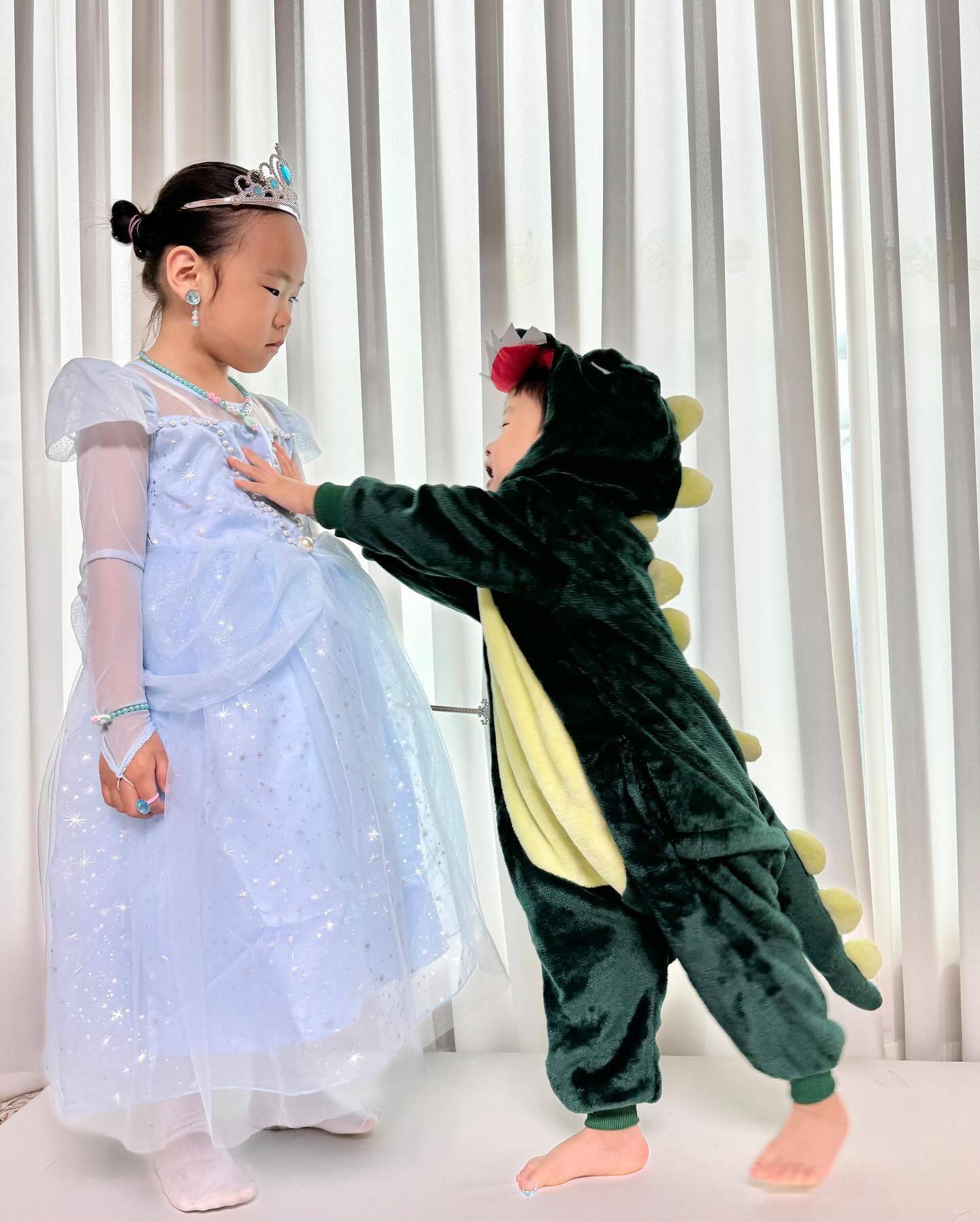 오늘은 할로윈파티🎃
우리 온남매 한껏꾸며서 등원시켰네요.
그덕에… 애미는 그지꼴로 츌근…😅
엄마의 야심작 우리 다온이 가온이는 대만족하며
등원완료!!!
친구들이랑 재미나게 이쁜사진 많이 찍구왕😍
.
.
.
.
.
.
.
.
.
.
#할로윈파티 #할로윈코스튬 #신데렐라 #공룡
#5살딸램 #3살아들 #육아일상 #육아맘 #육아소통 #육아스타그램 #워킹맘일상