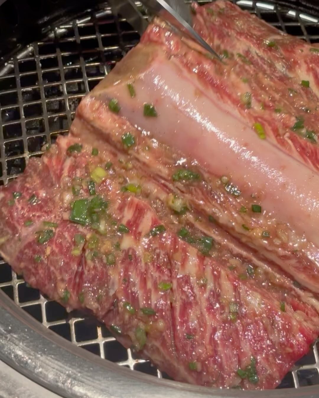 #청기와타운

영등포에서 갈비 먹는다고 하면 여기!

평일 저녁 1, 2층이 꽉꽉 차는 이곳, 요즘 웨이팅 맛집으로 소문나 예약 없이는 들어갈 수도 없다는 청기와타운 영등포본점에 다녀왔어요.

연말 맞아 약속이 많아지는 요즘! 저도 지인들이랑 올해 마무리 파티하고 왔어요. 시원하게 생맥주부터 마셔주고, 이곳이 콜키지프리라 지인이 준비해온 와인과 냠냠 먹었죠. qkswlsdlek 고마워

1. 육회
2. 빗살로스
3. 수원왕갈비
4. LA양념갈비
5.무생채볶음밥
6. 양곰탕
7. 후식 물냉면
8. 후식 비빔냉면

와 진짜 먹기도 많이 먹었다. 넷이서 정말 신나게 먹었어요. 애피타이저로 육회와 빗살로스부터 먹고 나서 메인인 수원왕갈비로 폭죽을 터뜨렸죠! 그다음 LA양념갈비 먹으면서 무생채볶음밥과 양곰탕을 곁들이고 마지막 후식 물냉과 비냉으로 마무리!

예전에 여기에서 수원왕갈비 먹고 ’진짜 맛있다‘ 연발한 바 있는데 역시나 그 맛은 어딜 안가네요. 적당한 양념과 야들야들한 고기가 아주 예술입니다. 시작으로 딱 좋은 빗살로스는 기름기가 많은 편인데, 기름기 좋아하는 저는 또 이게 그렇게 맛있더라고요.

여전히 맛좋은 아보카도 품은 육회와 LA양념갈비도 굿! 칼칼한 양곰탕은 완전 소.주.안.주! 이거 진짜 대박. 해장하면서 술 마시기 딱 좋은 메뉴인데요?

메인부터 사이드까지 어느 하나 제외시킬 수 없는 마성의 청기와타운. 영등포에서 모임할 때 여기로 예약하는 이유는 다 있더라고요. 이제 진짜 올해의 마지막을 기념할 때! 빨리 예약하세요!

#청기와타운영등포본점 #영등포핫플 #영등포갈비맛집 #영등포핫플레이스 #영등포술집 #영등포모임장소 #영등포역술집 #영등포역모임 #영등포데이트코스 #먹팔 #먹팔해요 #먹팔환영 #먹팔맞팔 #먹스타그램 #먹스타 #먹스타맞팔 #푸드 #푸드스타그램