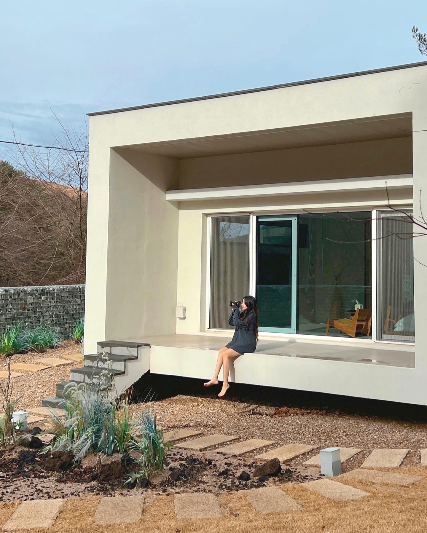 숲속에 오직 한 팀만을 위한 360평 독채 숙소🏡

주변에 다른 건물들이 없고
산이 숙소를 감싸 안고 있어
프라이빗 한 매력이 돋보여요💚

현대적인 요소와 전통적인 미가
어우러져 편안하지만 멋있었던 곳〰️

편스토랑에서 박수홍 님이 이곳에서
여행을 하는 장면이 나왔었는데
실제로 방문해 보니 훨씬 멋찜👍

자쿠지가 실외, 실내 총 2곳에 있고
겨울이라 실외는 사용이 어려웠지만
실내 자쿠지도 개방감이 좋아
야외 자쿠지만큼이나 좋았어요🤍 

특히 제일 마음에 들었던 야외 바비큐장
비까지 내리는데 추운지도 모르고 즐김,,

횡성 여행 계획이 있다면
한가스테이도 눈여겨봐주세요 👀✨️

📍한가스테이 hanga_stay
🗺️강원 횡성공 둔내면 청태산로 303번길 88
⏰체크인 15:00 체크아웃 11:00
👨‍👩‍👧‍👦 기준인원 4인 (최대 4인)
🛀자쿠지 무료
🍖바비큐시설 무료
🛏️방2, 침대2 욕실2,실내외자쿠지2,바베큐실