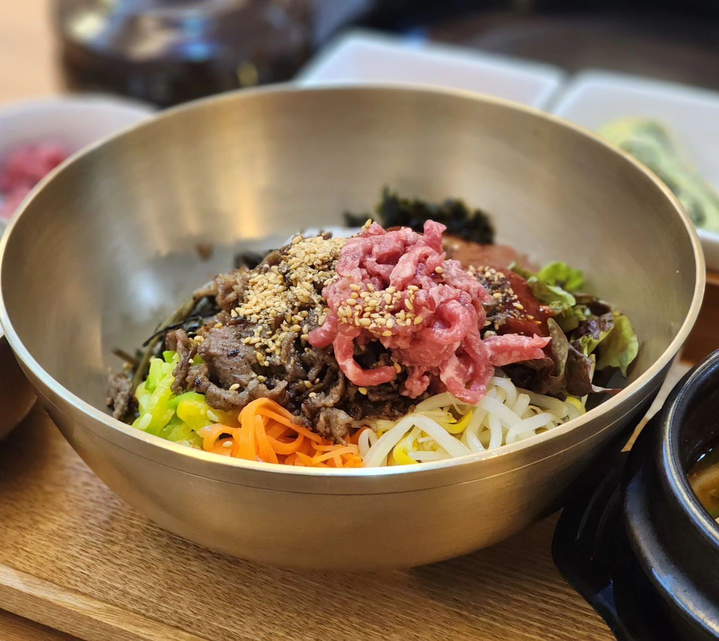 #협찬

하루종일 힘든하루끝에 맛난 음식으로 보답
기운나는 음식먹고 마무리 했습니다
지웰시티몰1 2층 순남옥에서 육불비빔밥,얼큰왕갈비탕
먹었어요
육회와 바싹불고기 그리고 나물과야채에 고추장넣고
쓱쓱비벼 크게 한입😋 #육불비빔밥 행복하네요
커다란 달갈말이 사랑입니다

또 순남옥 비법양념과 100%진도산대파의조화
찌인하고 얼큰해 해장각인 #얼큰왕갈비탕 
전날 한잔하셨다면 적극 추천입니다

☆주차는 2시간 무료

🎈순남옥
*청주시 흥덕구 대농로43 지웰시티몰1 2층 215호
☎️ 0507-1309-2833
*매일 10:30~21:00
브레이크타임) 16:00~17:00

#청주맛집 #지웰시티맛집 #순남옥
#청주갈비탕 #청주현대백화점맛집
#지웰시티점심메뉴 #지웰시티한식 
#청주지웰시티갈비탕
#청주점심 #청주한식
