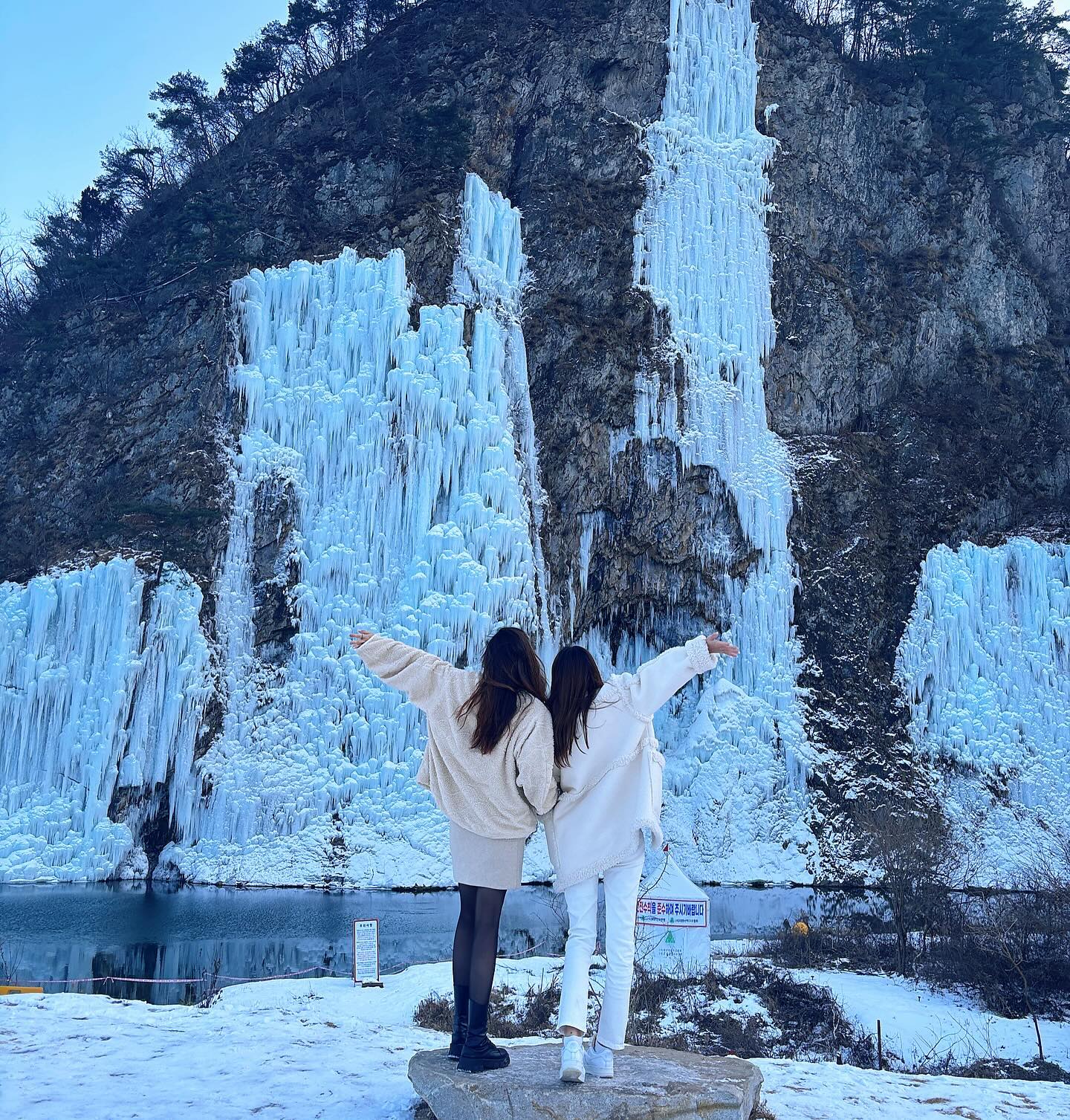 나랑 3번째 빙벽보러 간 내 칭구랑🩵

넌 자주봐서 질릴수두 있지만 난 너무 좋았쟈나
수다로 시간 순삭도 좋았구
친구한테 맨날 빙벽봐서 좋겠다며... 아주 잠시 강원도 주민되고 싶다고한날😅

근데 골프장들도 주변에 많아서 살고 싶긴하드라🙄