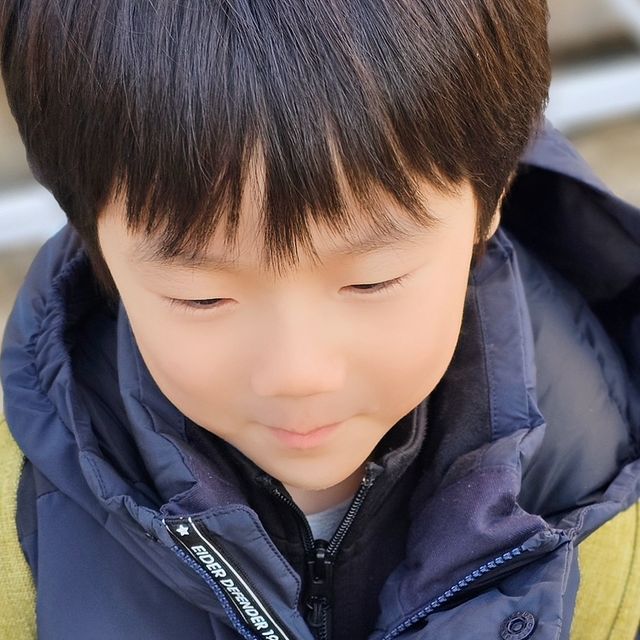 Yuhwanine on Instagram: "#광고 비온후 날씨가 추워졌는데~ 우리아이들 등교필수템이라 패딩점퍼 주머니에 꼭 넣어다녀요~ 누나도 핫팩쓴다고 둘째도 오늘은 핫팩챙겨서 갔어요~ 주머니에 손 넣
