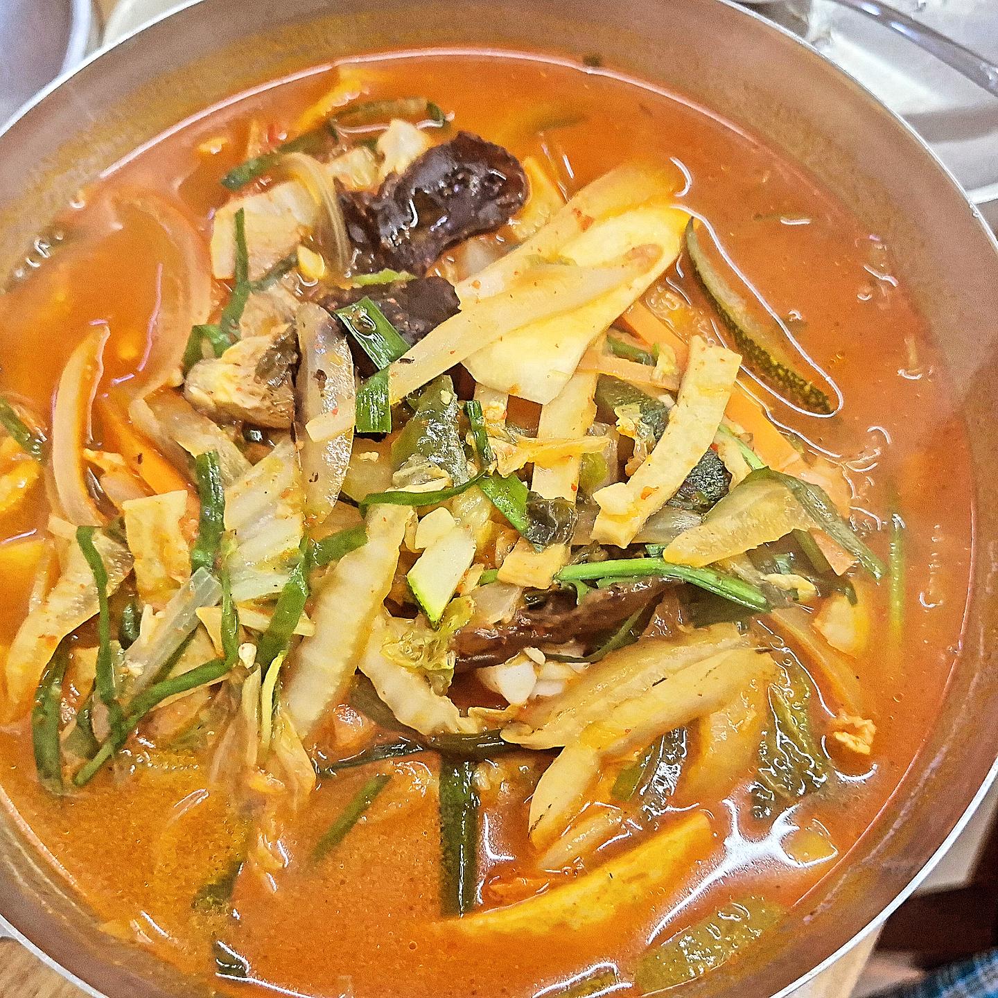 생활의 달인 맛집이라고 해서 가봤는데
아쉽다 맛이ㅡㅜ

조미료를 안쓰나?

짬뽕은 감칠맛 부족

짜장은 달지않은 짜장면

탕수육은 모양이 특이한데
고기 누릿내가 좀 나는편~~

고기 누린맛 민감한나에겐 강했었던

한번으로 충분해

#화령맛집
#성수식당
#화령성수식당
#생활의달인