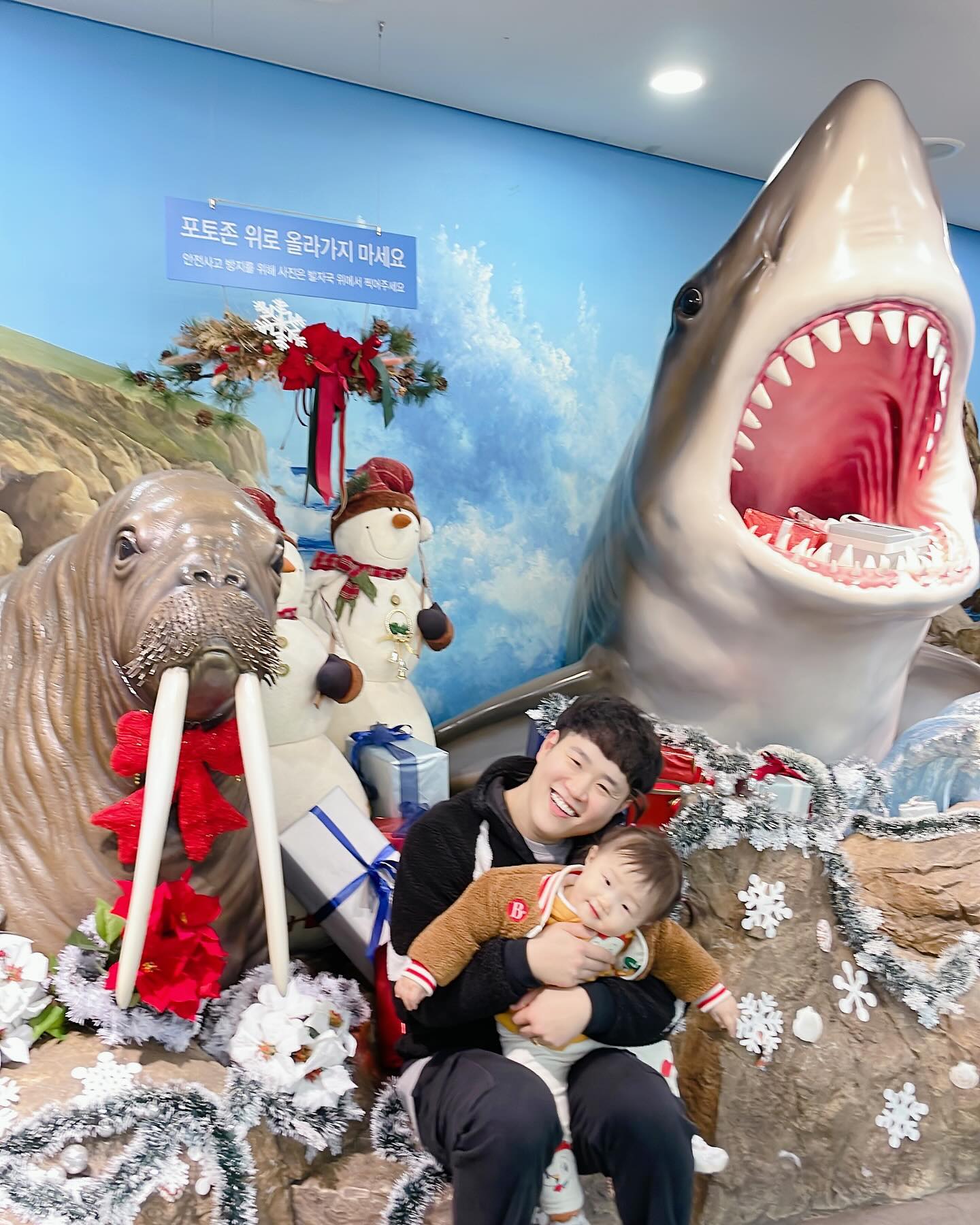 아빠랑 붕어빵 채아
큰맘 먹고 물고기랑 동물보여주러왔는데
쫄보였네 우리채아 😂
무서워서 아빠 품에 숨어만 있다
조금 더크면 다시오쟈...❤️
이제 코자고일어나면 한살 플러스되네 우리 채아
내년에도 우리 함께 행복한 추억 쌓아보쟛😘
잘자 우래기