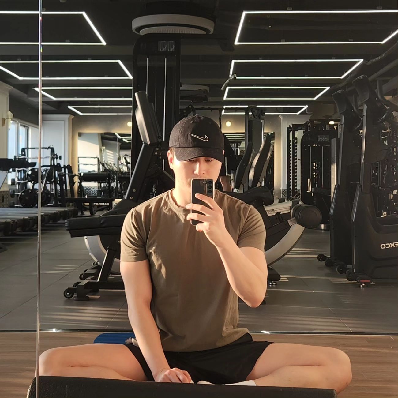 스퀏+어깨하기.
😐.
.
.
.
성과가 없으니 운동인증을 올리기 쉽지 않군요.
증량도 안되구 하체에 피로도만 쌓여가는 12월...🙂
몸무게는 81키로에서 계속 정체되어 있습니다.😐
먼가 채워지겠지란 믿음으로 운동하는데
영양분을 꽉꽉 채워넣기 쉽지 않군요...
식단을 유지하는 운동인분들 대단하십니다.👏👏
.
.
.
스쿼트
20kg 20회.
40kg 15회.
70kg 3회 + 3회.

Ohp
30kg 10회.
35kg 7회 2세트.

사레레
10kg 20회.
8kg 20회 2세트.

프론트
8kg 20회 3세트.

플라이
35kg 20회 3세트.
.
.
.
그래도 운동 갔다오면 깨-운
2024년 와...우
🔥🔥🔥