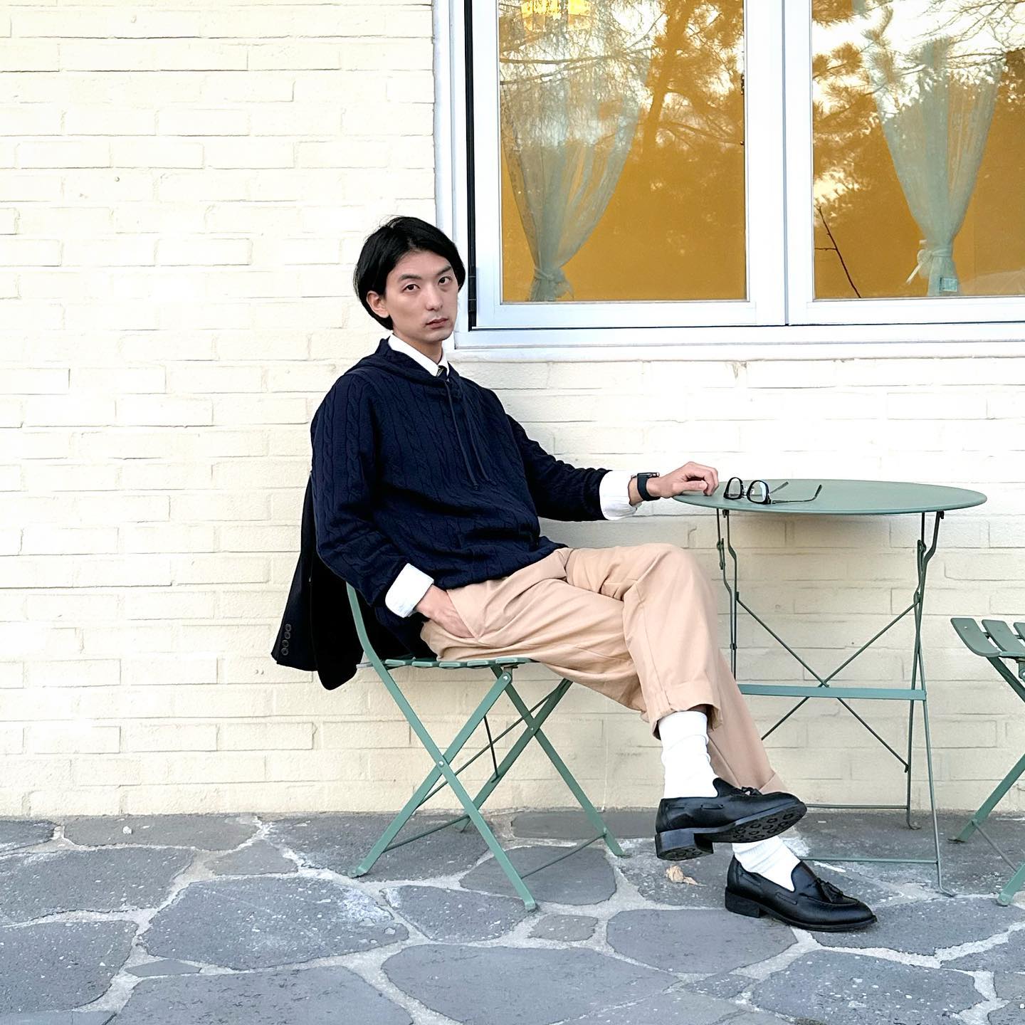#광고 brooksbrothers.korea

브룩스 브라더스의 후드 스웨터를 소개합니다.

겨울코디에 빠질 수 없는 스웨터를 많은 사람들이 착용하는 이유는 무난하고 깔끔한 느낌을 선사해서도 맞지만 무엇보다 따뜻하고 포근한 착용감 때문이지 않나 싶습니다. 

개인적으로 니트보다 탄탄한 스웨터를
가을철과 겨울철에 자주 착용하곤 하는데요,

저는 프레피와 클래식 그 자체인 네이비 자켓과 스웨터 그리고 로퍼로 프레피한 느낌을 연출해 보았습니다.

네이비 컬러 스웨터는 단품으로 착용하기도 좋고 아우터 안에 이너로 착용하기도 좋아서 여느때와 같이 올 겨울에도 요긴하게 착용될 거라 생각됩니다.

점점 추워지고 있는 날씨 속에서 브룩스 브라더스 후드 스웨터로 겨울코디해 보시길 추천드립니다!
-
#브룩스브라더스 #brooksbrothers #후드스웨터 #아메리칸스타일 #ootd #데일리룩 #가을코디 #남자코디 #프레피룩 #아이비룩 #남자데일리룩 #로퍼코디 #니트코디 #원턱팬츠 #자켓코디 #프레피 #아이비리그 #브룩스브라더스셔츠