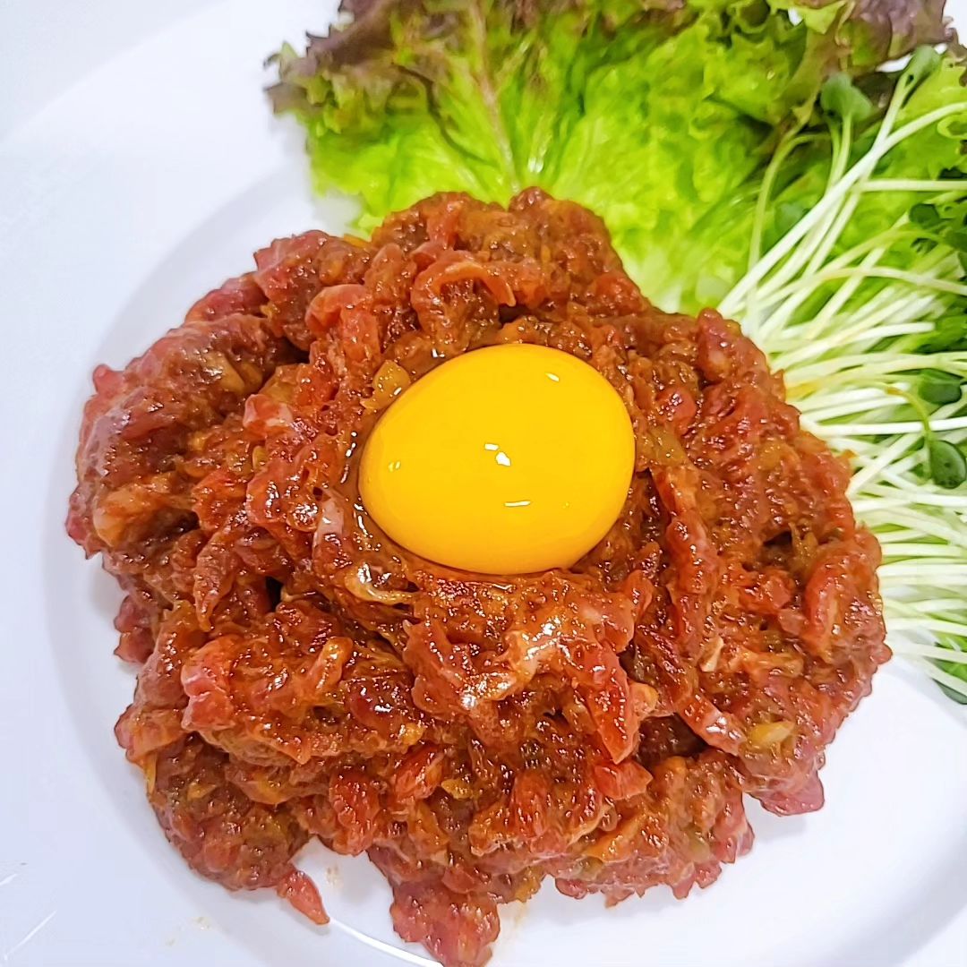 #협찬
.
달기알 계란농장 유정란(햇초란)
.
열정 넘치는 젊은 삼남매가 정직하게 만드는 농산품!
달기알 유정란 햇초란!
어린닭이 처음 낳은 초란!! 
산란 후 바로 포장해서 발송하기 때문에 신선 그잡채!
.
.
배송오는거면 달걀이 깨지지않을가 걱정했는데
굉장히 정성스레 뽁뽁이로 포장되서오다보니
달걀이 하나도 안깨져있어서 깜놀!
그리고 포장패키지가 너무나 귀엽고 사랑스럽다는거!
.
.
.
신선한 계란의 필수인 육회와 육회비빔밥 만들어먹었는데
진짜 계란이 신선하니 꿀맛 ㅜ!!!
곧 구운란과 반숙란도 출시 예정이라고 하니 기대만땅!
.
.
.
https://smartstore.naver.com/dalgial/products/9861403051
.
.
.
#동물복지계란 #햇초란 #계란농장 #동물복지계란