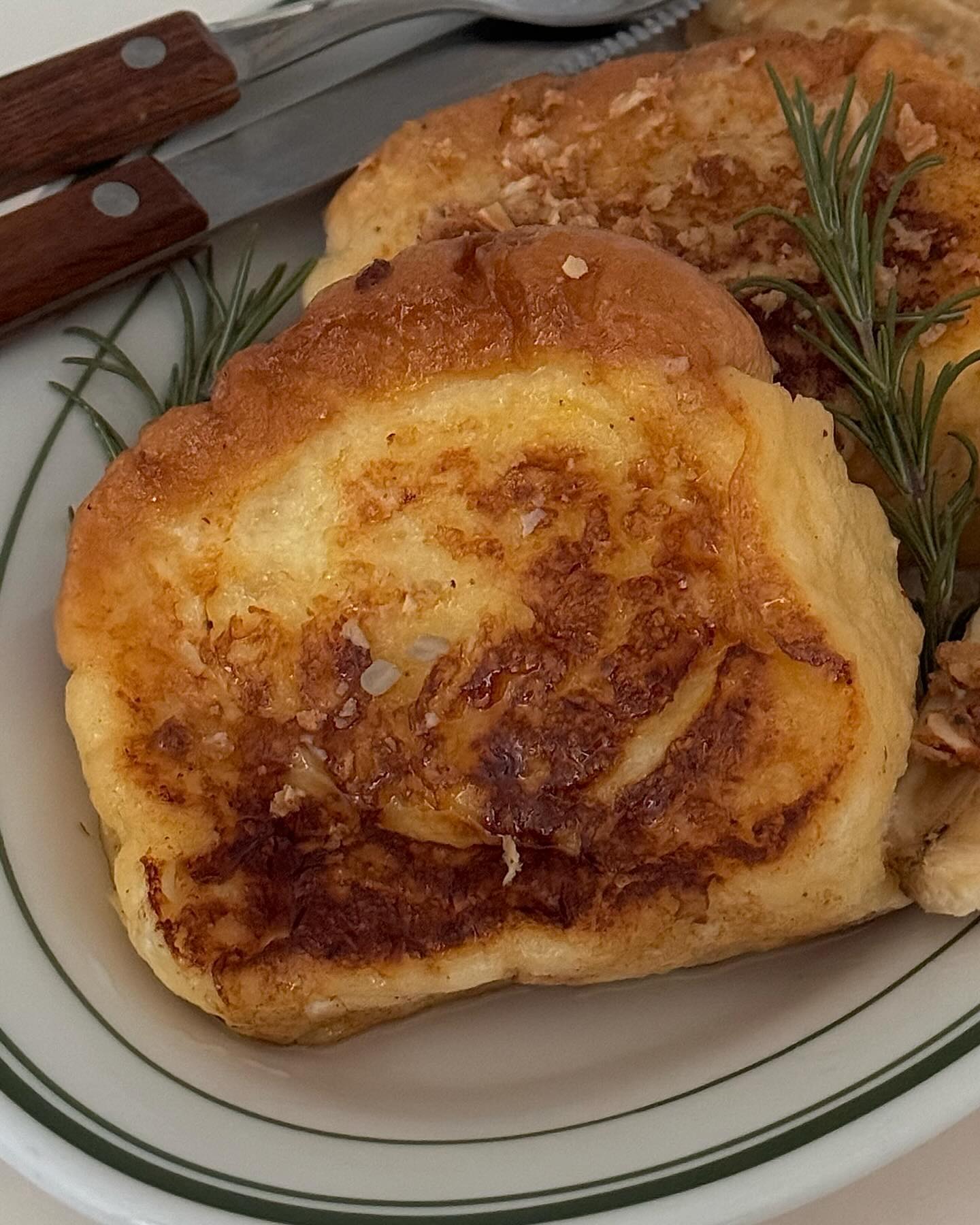 촉~촉한 프렌치 토스트🍞🥚🧈
달걀&우유&소금에 절여진 빵을 버터, 스테비아에 굽고 알룰로스도 과감하게 뿌리기 ! 바나나는 구우면 단맛이 훨씬 강해지기 때문에 더 맛있어요 ~ 지미스 그래놀라로 식감까지 더해주면 프토 완성

알룰로스 오리지널 & 지미스 그래놀라 
ourgansik 
.
.
.
#프렌치토스트 #토스트 #홈브런치 #홈카페 #온더테이블