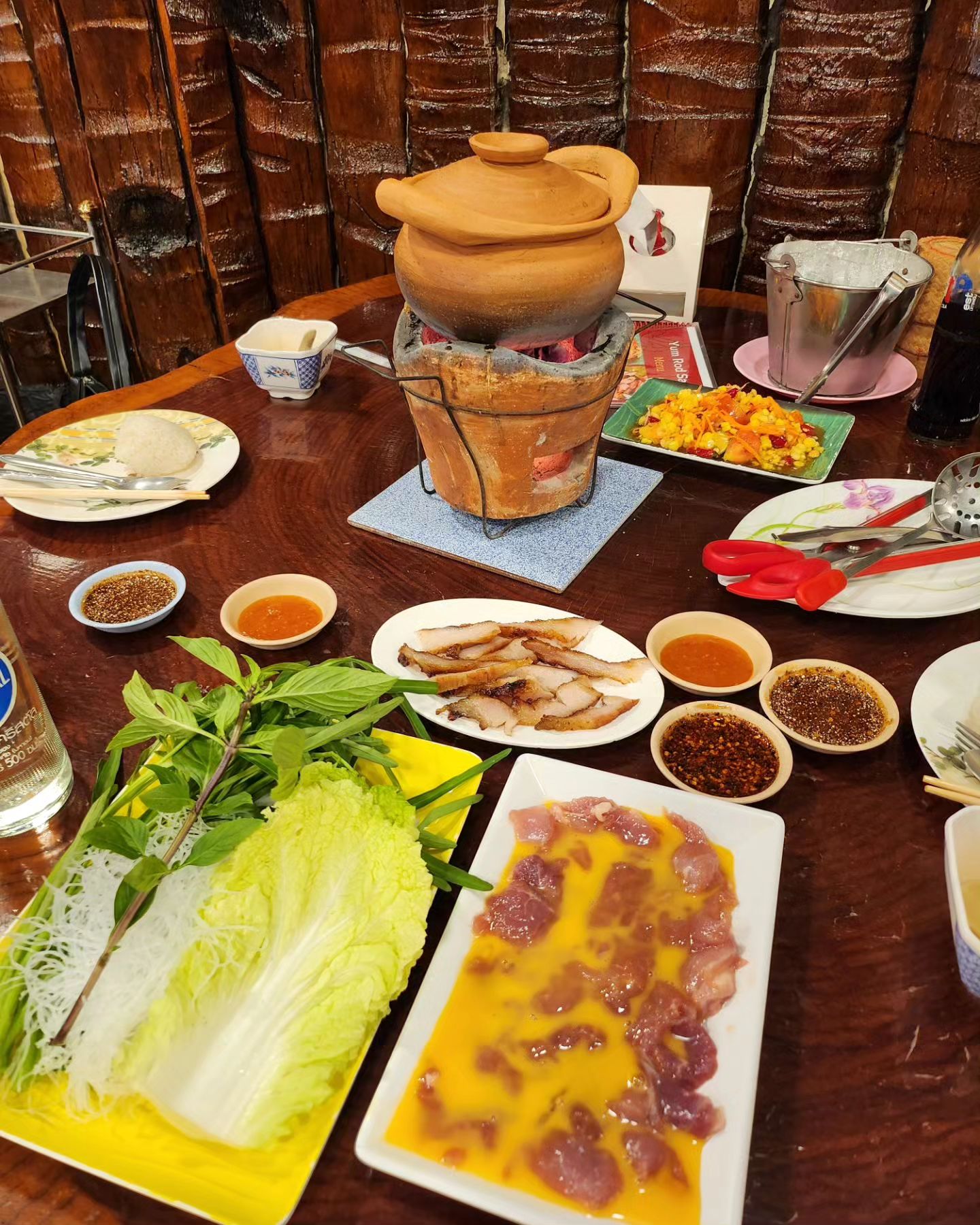 먹었던 맛집 중 베스트인 얌롯쌥 

돼지고기 샤브샤브는 첨이라 걱정했는 데 
생각보다 입맛에 잘 맞아서 놀랐던🤭
고기에 입혀진 계란물이 더욱 고소한 풍미를 느끼게 해주고 소스들까지 완벽!! 

한국인들이 가장 많이 찾아오는 음식점 중 하나라 한국어로 얌롯쌥이라고 친절히 적혀있고 가게안엔 한국인 뿐이었다😆😆😆 

#태국 #방콕 #방콕여행 #방콕맛집 #얌롯쌥 #샤브샤브 #콘파파야샐러드 #돼지고기 #thailand #Bangkok #travel