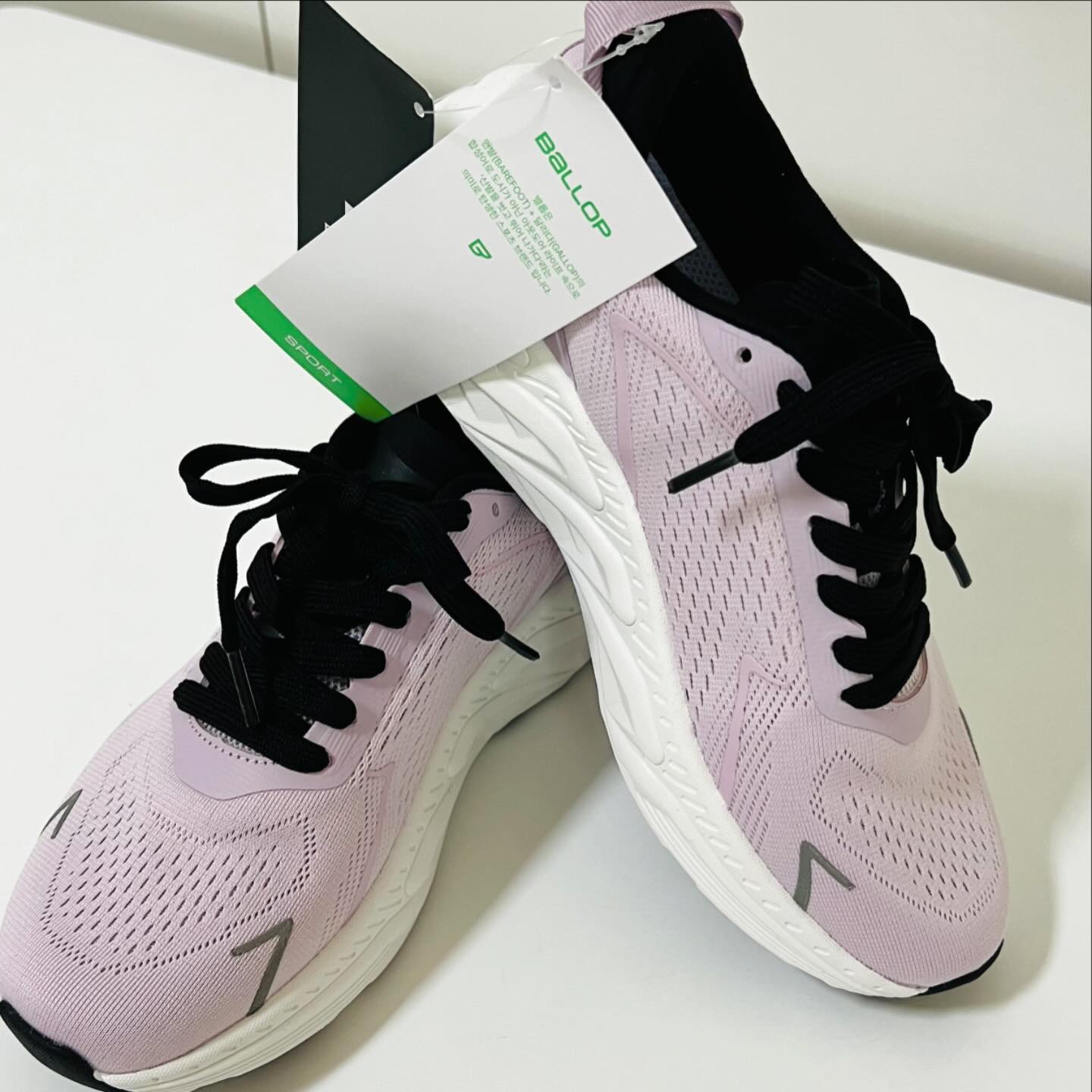 #밸롭 ballop_official 

밸롭 구름브리즈
부농부농한 보라색 워킹화🚶‍♀️

이제 밸롭과 함께 하루 만보달성 해보겠어요 👊🏻👊🏻

다이어트시작은 바르게 걷기부터!
출산 후 기존 신발이 너무 타이트하다 ㅠㅠㅠㅠㅠㅠ
이제 새신발신고 폴짝폴짝 날아다녀야지

굽이 있어서 지연스럽게 키를 높여주고
발을 디딜때마다 매트위에 있는것처럼 폭신폭신하다
이래서 구름브리즈~ 구름브리즈 하나보다!

선호배우님이 모델인건 안비밀 💙

열심히 걷고 뛰고 다이어트 해보겠숩니다 😍😍😍

.
.
.
#구름브리즈 #김선호 #밸롭운동화 #워킹화