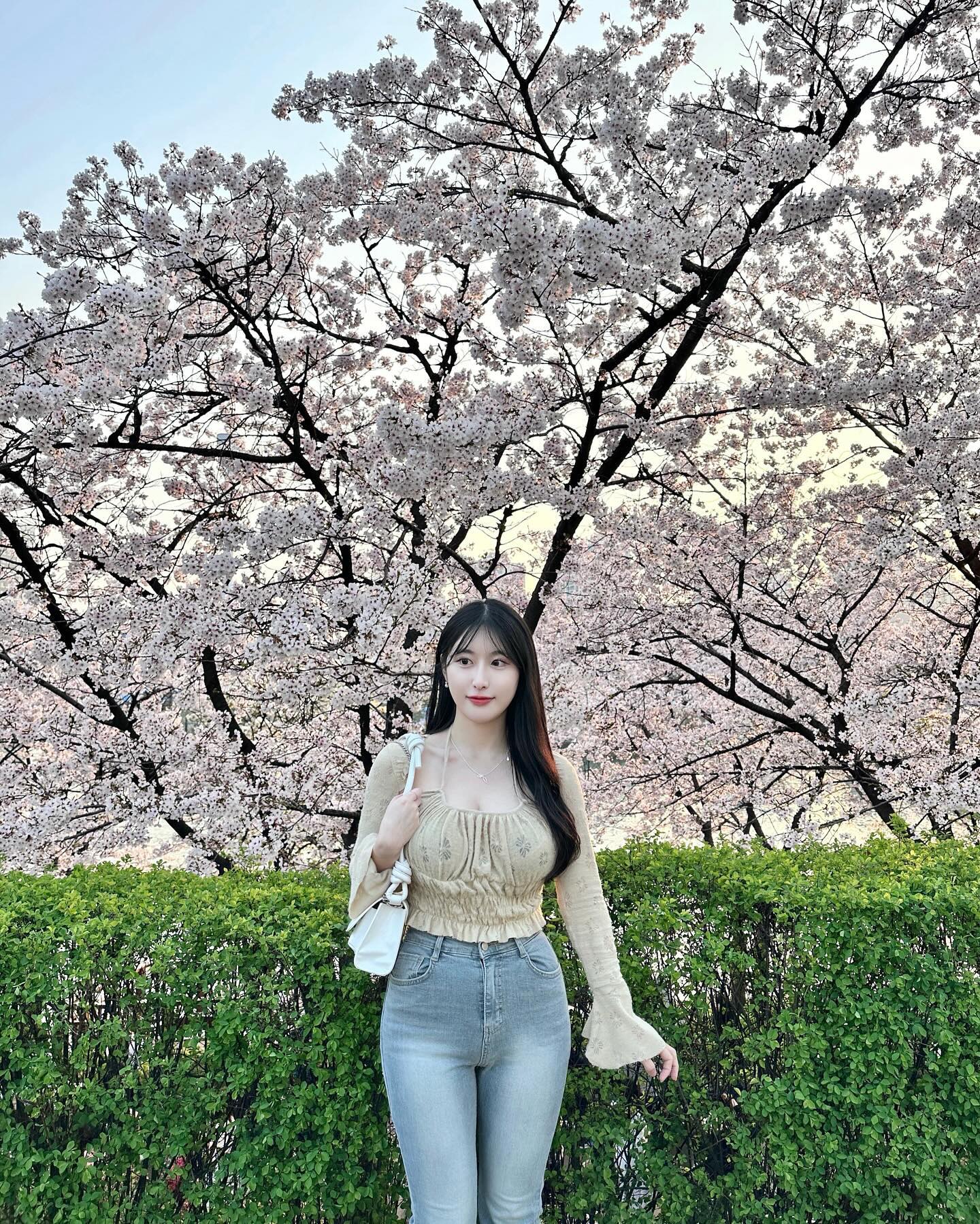 #협찬 4ourb.co.kr 

올해 벚꽃은 봄에 들기 딱 좋은 상큼한 가방이랑🤍🌸

#석촌호수