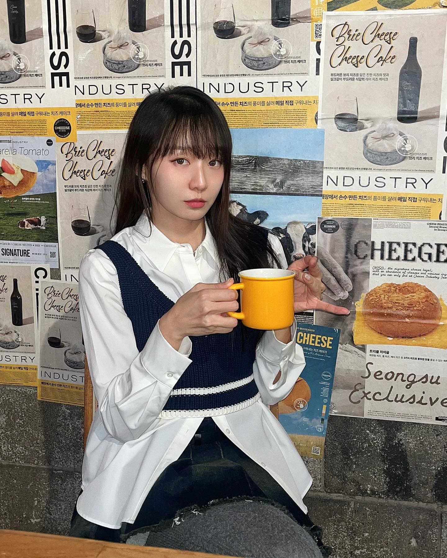 #광고
따뜻한 공간에서 치즈와 티 한 잔☕
귀여운 미트 뷔스티에 코디까지 찰떡🎀
️ #어다울 #ADAUL #니트 #니트뷔스티에 #뷔스티에 #베스트 #리본 #리본뷔스티에