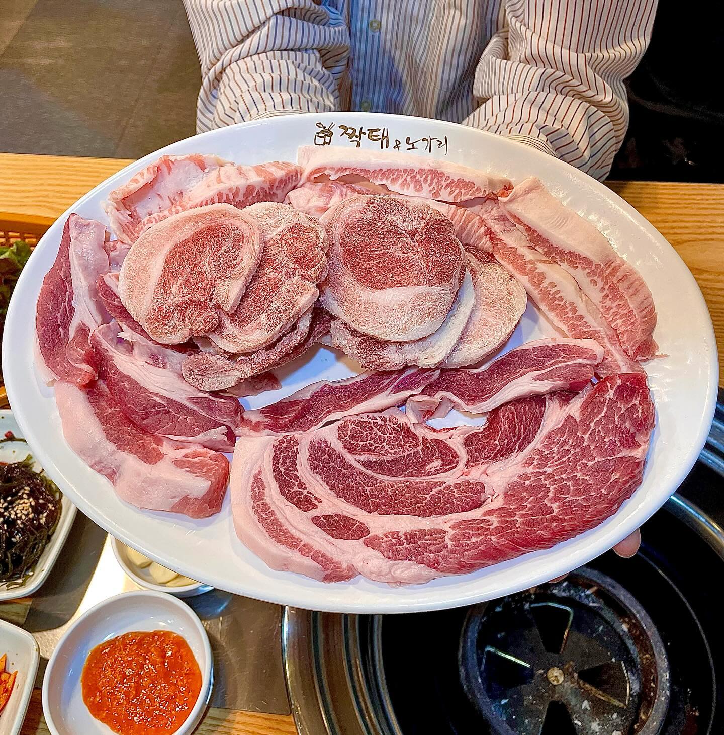 ✔️ 제주노을 참숯불집
😋 돼지모듬구이
🧐 넓은 매장에 많은 좌석을 보유하고 있어 40명도 충분히 가능한 방이동 회식장소로 추천하는 곳

서울 송파구 오금로19길 9 1층

#jmt #존맛 #동네맛집 #맛스타그램 #맛집소개 #맛집스타그램 #맛집추천 #맛집탐방 #맛스타 #먹스타 #맛집 #먹방 #맛집투어 #먹방스타그램 #먹스타그램 #오늘의맛집 #맛집공유 #추천맛집 #찐맛집 #전국맛집 #맛집여행 #맛집그램 #맛집코스 #먹스타맞팔 #핫플레이스 #핫플 #서울여행 #서울여행지추천 #서울데이트코스 #협찬
