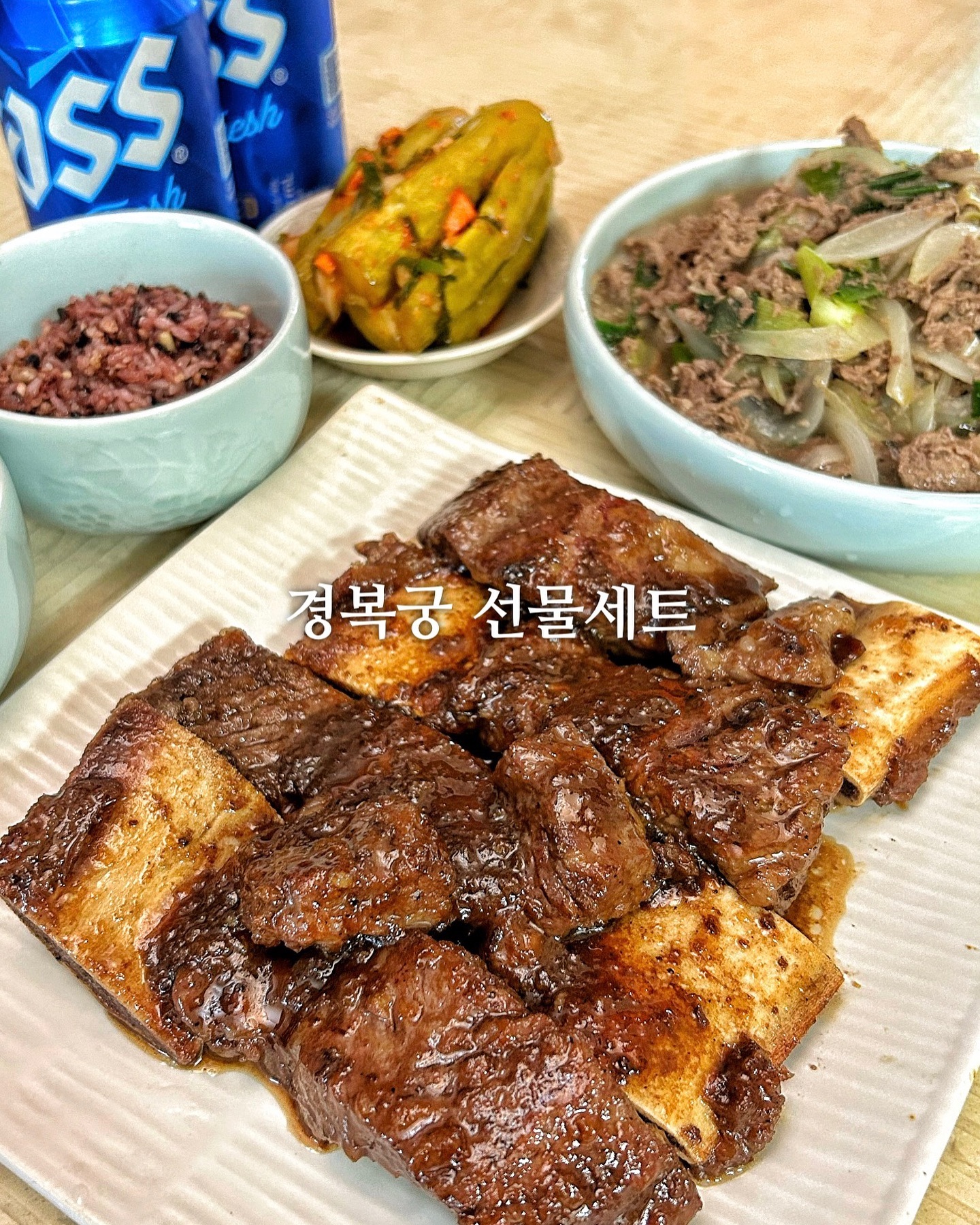 #경복궁선물세트 

✅ 경복궁궁중본갈비
✅ 경복궁한우불고기

오늘은 점심은 까리하게 집에서 고기로 달려볼게요오
매장에 안가도 밀키트로 바로 먹는 경복궁홈쿡 ><

갈비는 수제 칼집 들어간 저 아름다운 비쥬얼 좀 보세요
특제 비법이라 그런지 너무 맛있어요 밥도둑아인교!
먹어도 먹어도 계속 생각나는 맛이에요👍

불고기는 생과일을 갈아 넣어서 풍미도 좋고
한우 육질도 너무 부드러워요
양파랑 대파 한그슥 넣어서 볶아볶아
요것도 또 밥도둑🫢

세트구성 선물로 완전 딱!
이 세트면 멋드러진 한식 한상 바로 가능❤️‍🔥

#불고기 #갈비 #소갈비 #한우 #한우불고기 #선물세트 #추석선물 #명절선물 #밀키트 #고기 #한식