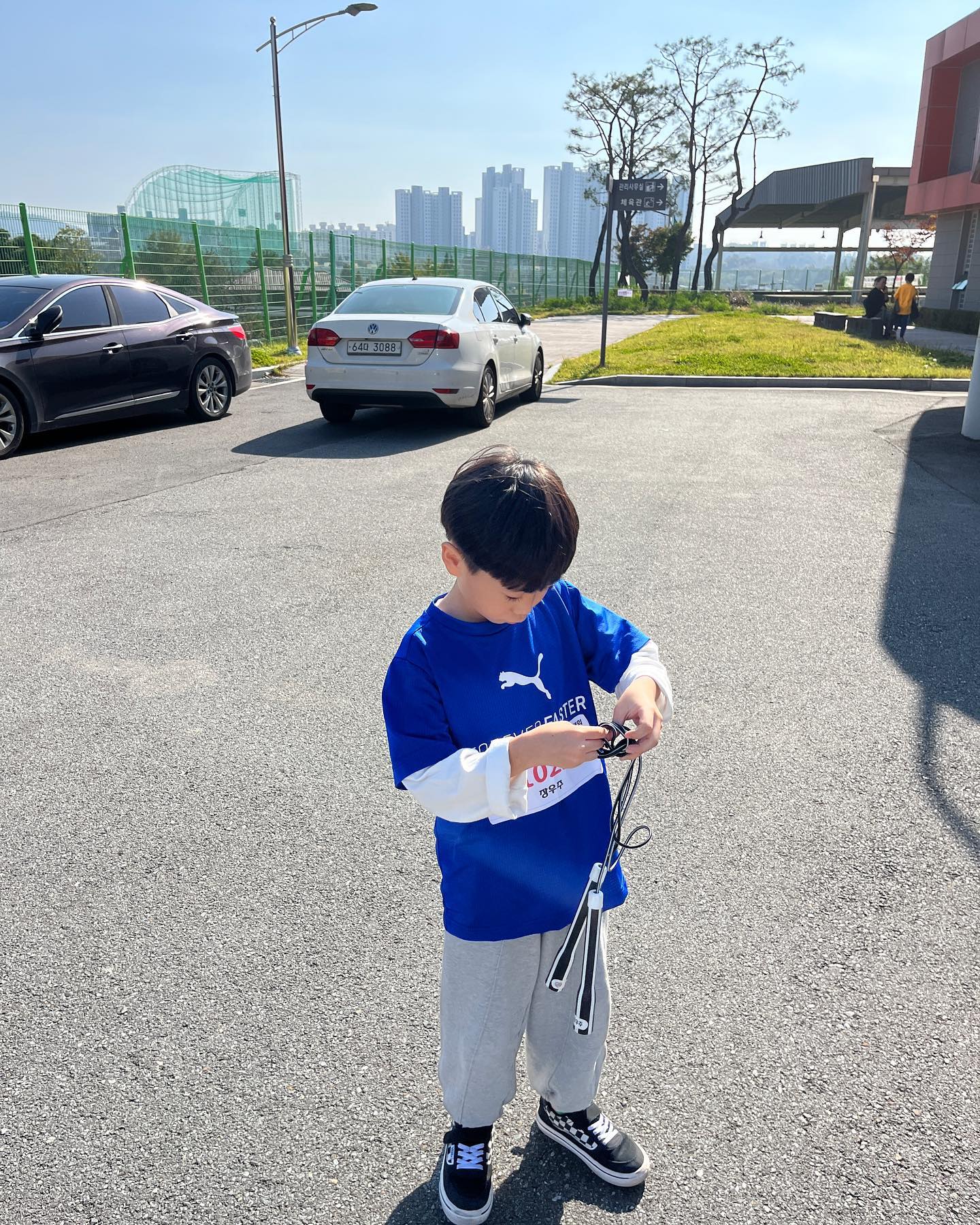 너의 첫 대회를 노리고있던 나는 번갈아뛰기 하지도못하는데 냅다 신청해둔 대회였는데 메달까지따와주는 우주에게 고맙다. ♡ 너무 떨렸을 참가 전 우주에게 메달은 따지못할 수있음을 꼭꼭 알려주고 그경험을 바라기도했는데 상받지못해도 또도전할수있다고 이야기해주면서도 엄만사실 메달을 너무 바라고있었... 나 보다 🥹
⠀⠀⠀⠀⠀⠀⠀⠀⠀⠀⠀⠀⠀⠀⠀⠀
#줄넘기대회
#첫대회 #성공적