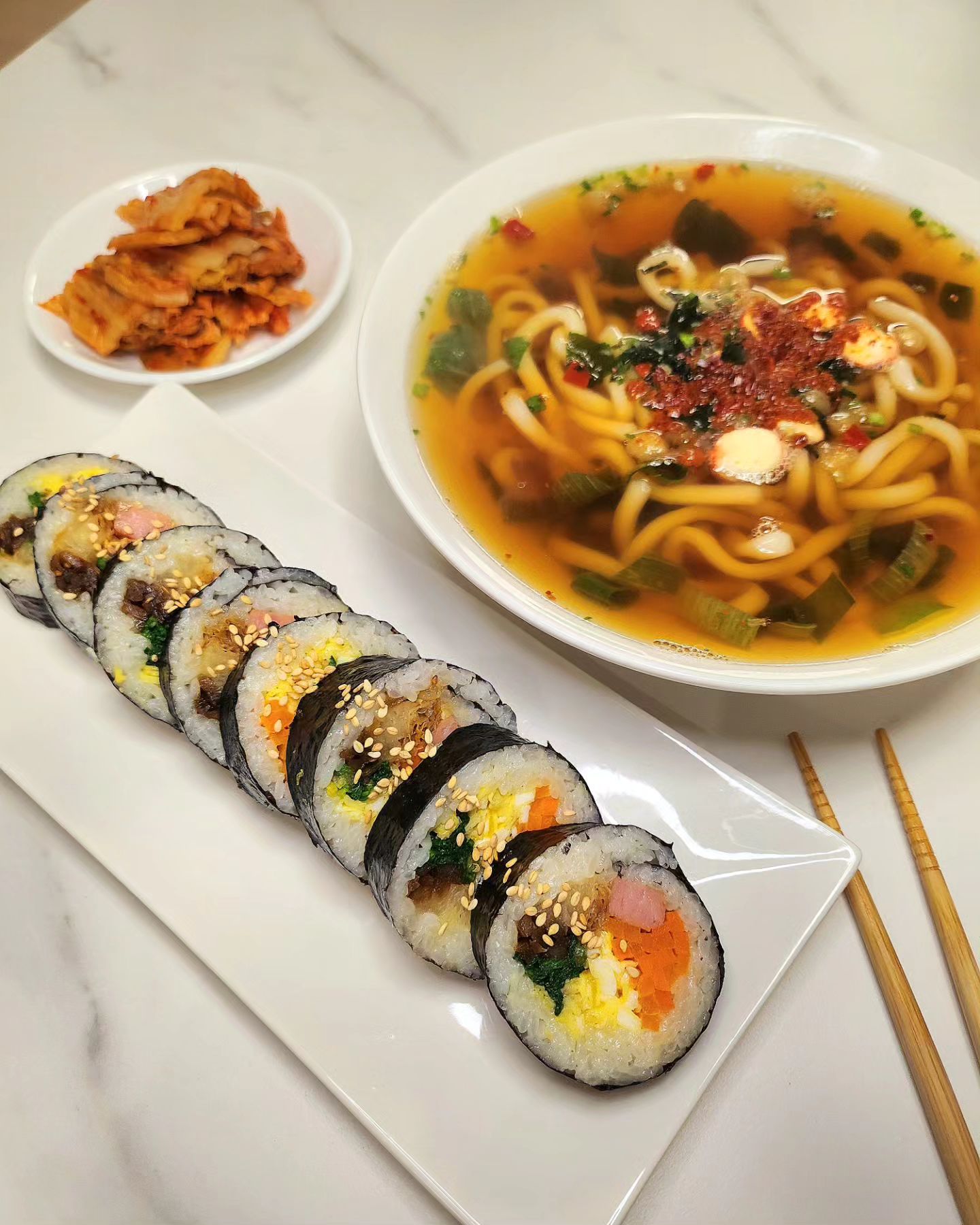 세~~상마상 귀찮은 #김밥 #🍜

남편이 밥 먹을 시간은 커녕 
잠 잘시간도 너무 부족한 날이라
출근길에 차에서 먹으면서 가라고
너무나도 귀찮아 하는 김밥을
정말 오랜만에 쌌어요...😅

김밥은 재료 준비부터 
마는것도 왜케 힘든지 모르겠어요...😂

열심히 말아서 써는데 옆구리 다 터지고 난리🙄💦

멀쩡하게 생긴것만 한도시락 채워서 출근 시키고

썰면서 옆구리 터진거 주워 먹다가 더부룩 해서
며칠전 부터 먹고 싶었던 #생생우동 끓였는데
그거 아세요?

일반 라면은 물 550ml인데
생생우동은 350ml......

몇년만에 먹는 생생우동이라 기대했는데
국물도 한강이고 싱거워...😰

.
.
.
.
.
.
.
#집밥#홈쿡#신혼#신혼밥상#저녁밥상#신혼저녁밥상#홈술#노동주#안주#술상#맛스타그램#쿡스타그램#먹스타그램#가정식#자취요리#선팔맞팔#먹팔환영