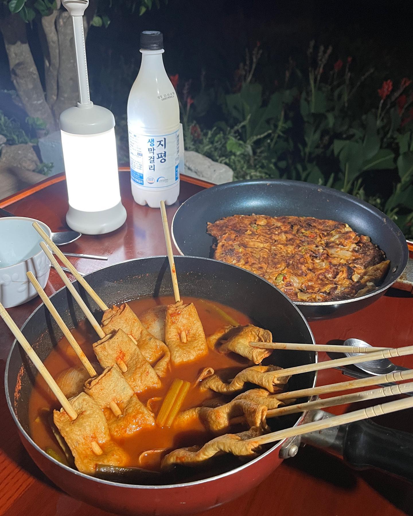 #협찬
추워지는 요즘 술안주 첫번째로 
생각나는 오뎅탕 .. 🥺🍺
이번에 촌캉스가서 제천빨간오뎅탕 
해먹었는데 너무 맛있더라구요
재료가 모두 들어있어서 넣고 끓이기만하면 맛있는 오뎅탕 완성이니 너무 편했어요!

게다가 부산에서만 먹을 수 있었던 
쫀득쫀득하니 너무 맛있었던 물떡🤍
어육함량 93.5%의 수제소스라 감칠맛도 굿
맑게 끓여서 소스는 취향껏 찍어먹거나 
발라먹으면 되는데 같이 먹은 지인도 
대만족해서 이번에 캠핑갈때도 들고가기로했어요 :)

10월 10일(화) 오늘 오후 3시에 라이브커머스를 한다고해요!
구매인증 이벤트 6명을 추첨하여 소떡소떡 세트 , 물떡세트, 쫄면세트 세가지 중 랜덤 
1가지 추가증정에 4만원이상 무료배송혜택까지 있다고 하니 관심있으신분들은 꼭 라이브로 구매하시면 좋을 것 같아요 😎

✅https://view.shoppinglive.naver.com/lives/1119114

*리뷰어스 체험단을 통해 제품을 제공 받고 쓰는 솔직 후기
.
.
#제천빨간오뎅 #식조은어묵전쟁 #빨간오뎅 #리뷰어스 #빨간어묵 #빨강어묵 #매운오뎅 #매운어묵 #캠핑음식 #캠핑족 #오뎅탕#밀키트 #캠핑 #캠핑음식추천